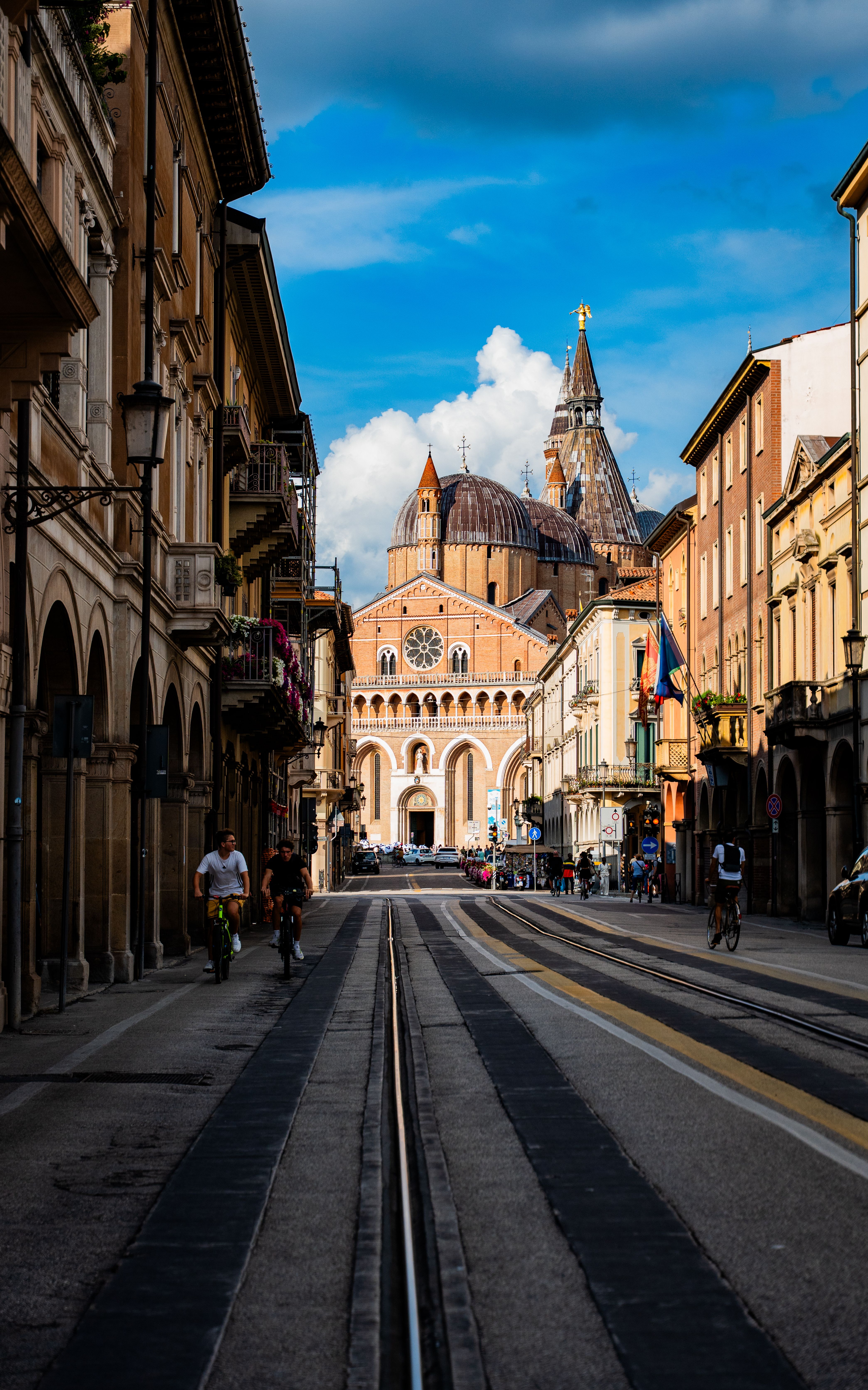 Adembenemend uitzicht op de Basilica di Sant'Antonio in Padua, Italië, vanaf een levendige straat op een zonnige dag.