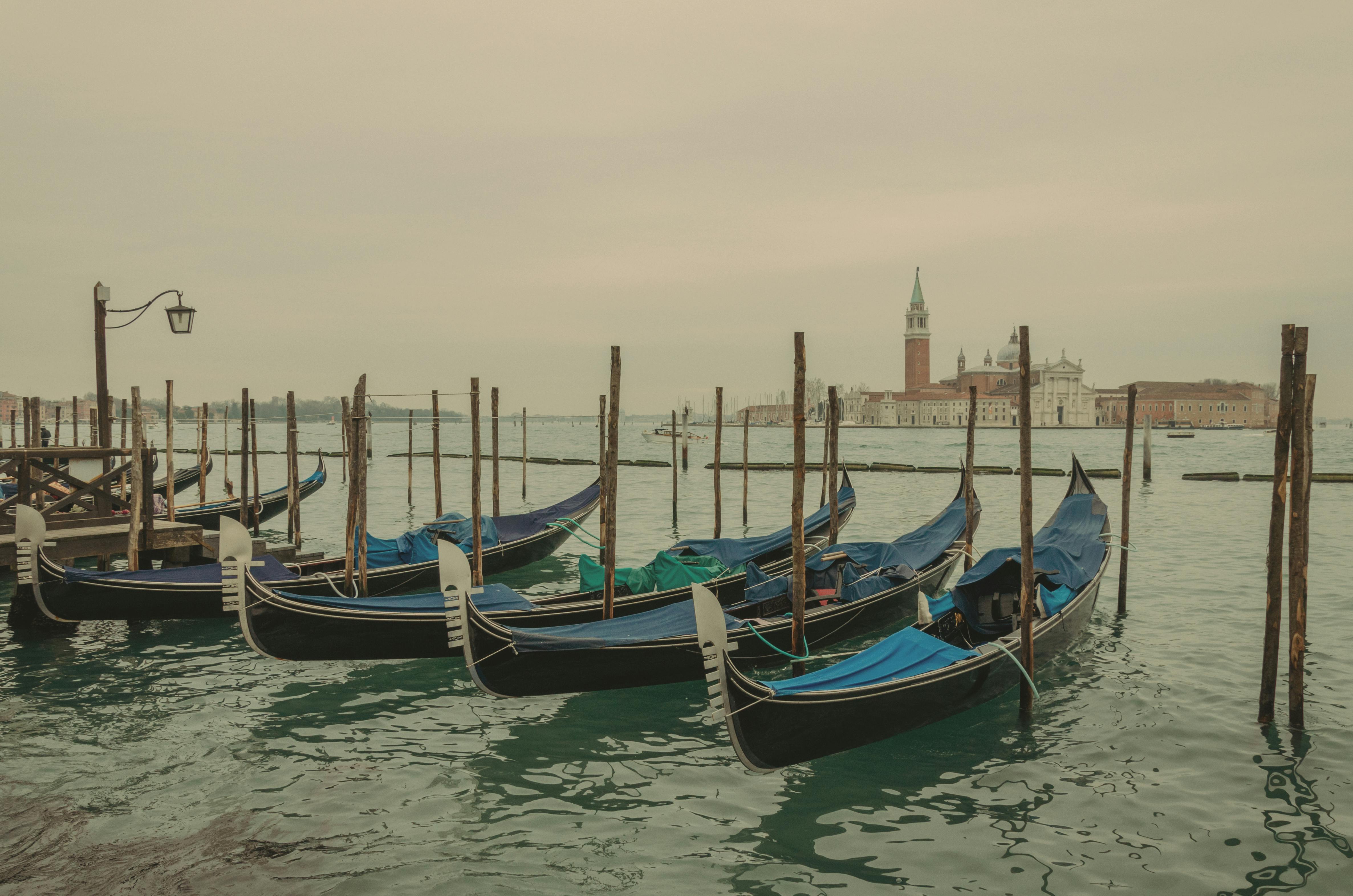 川普攻擊伊朗目標邊打邊改 擴大政治風險