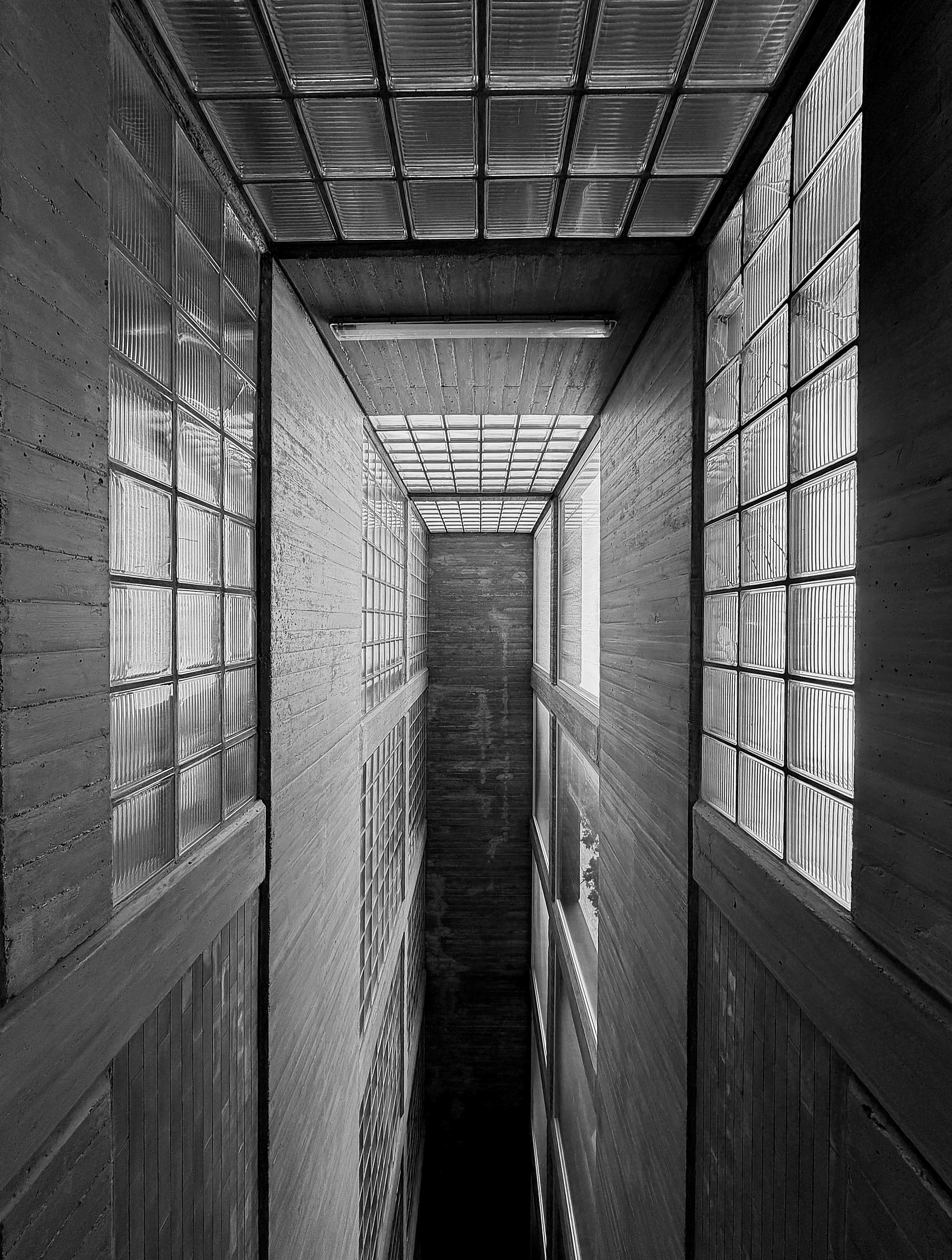 Dramatic Black and White Modern Architecture · Free Stock Photo
