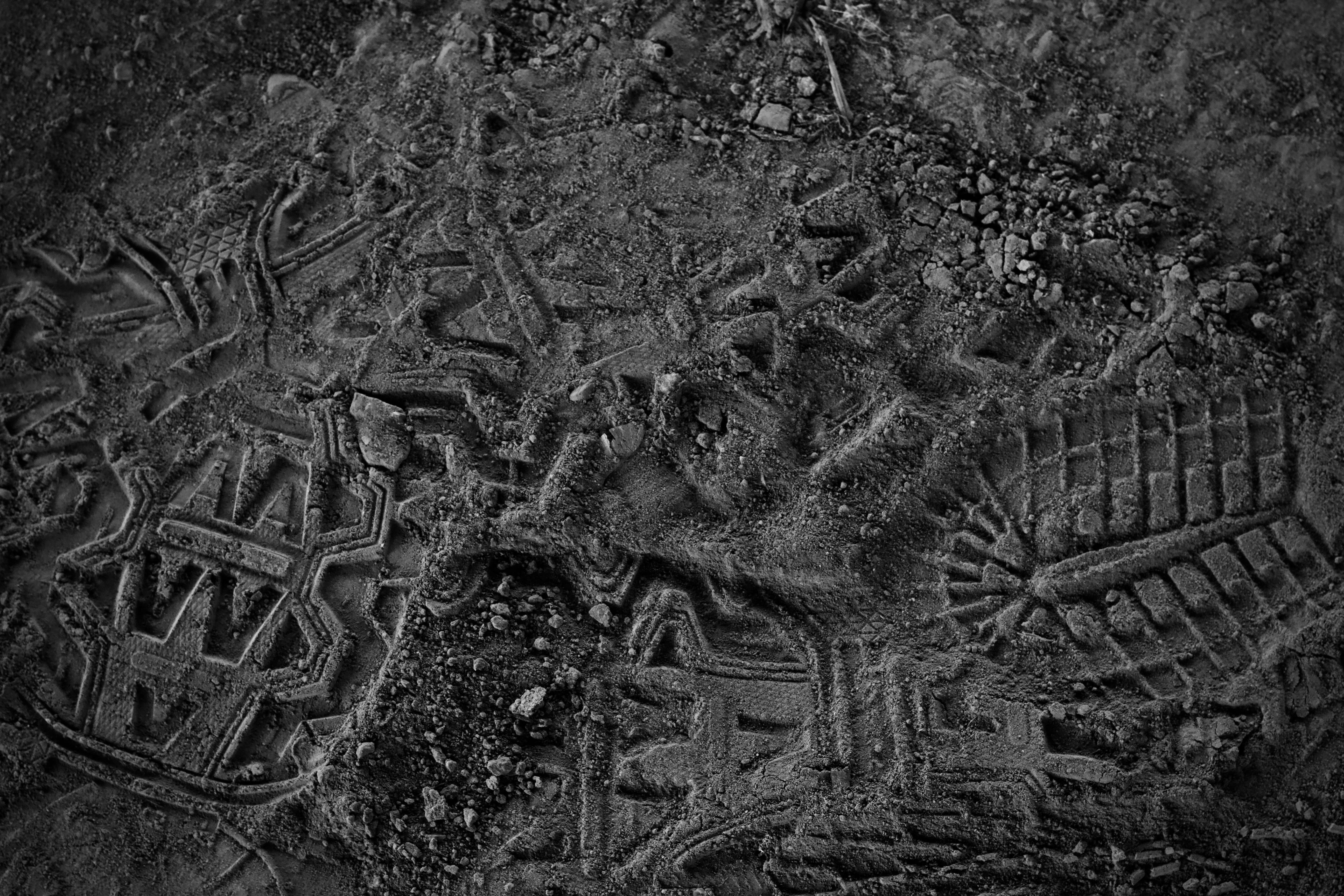 Gratuit Urme detaliate în pământ dezvăluie modele de încălțăminte într-un decor monocrom. Fotografie de stoc