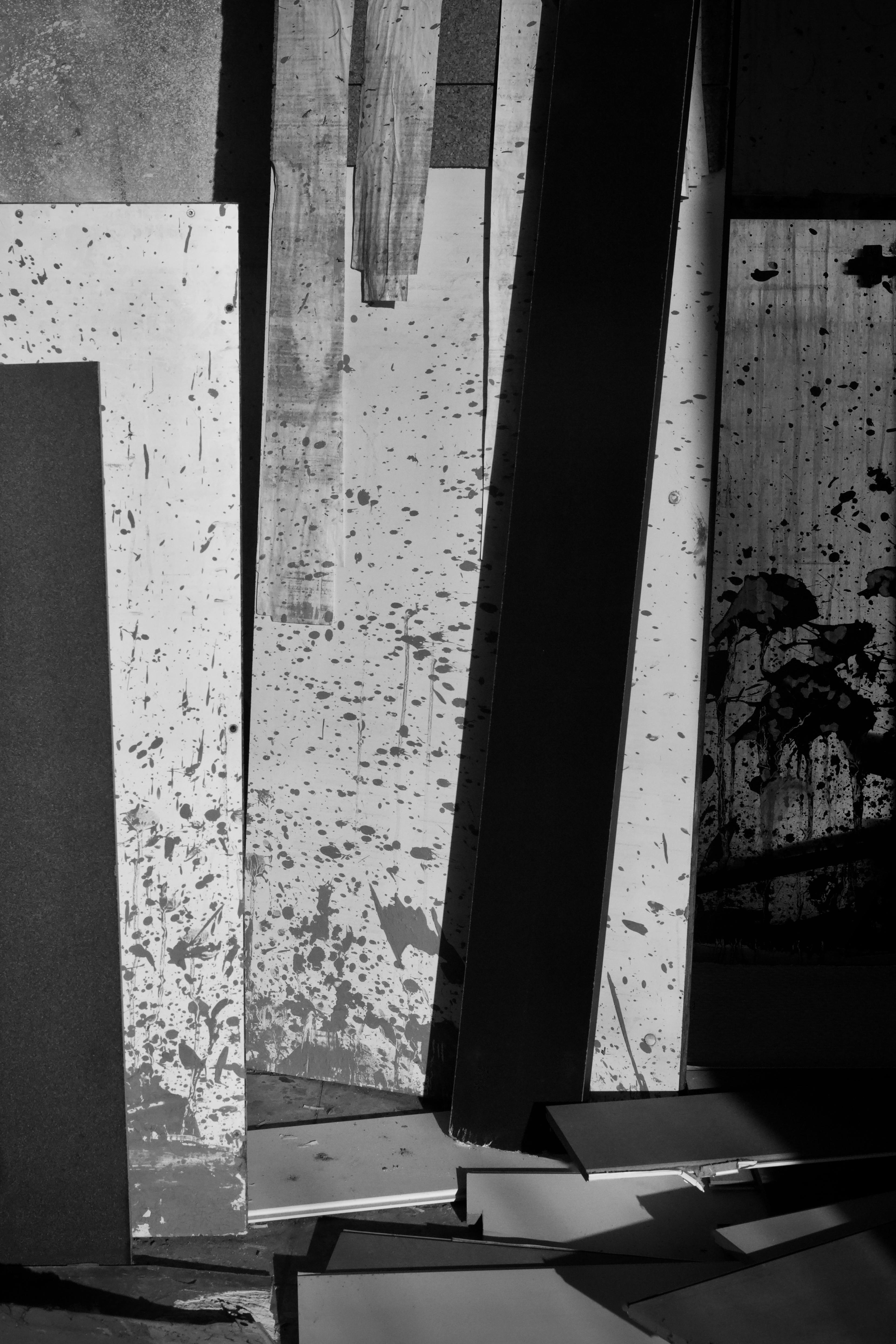 Gratis Monokrom kunst med sprutet maling på paneler skaper en moderne abstrakt komposisjon. Arkivbilde