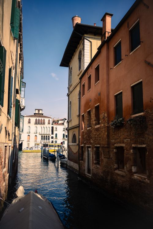 Free Charming canal scene in Venice featuring classic architecture and vibrant colors. Stock Photo