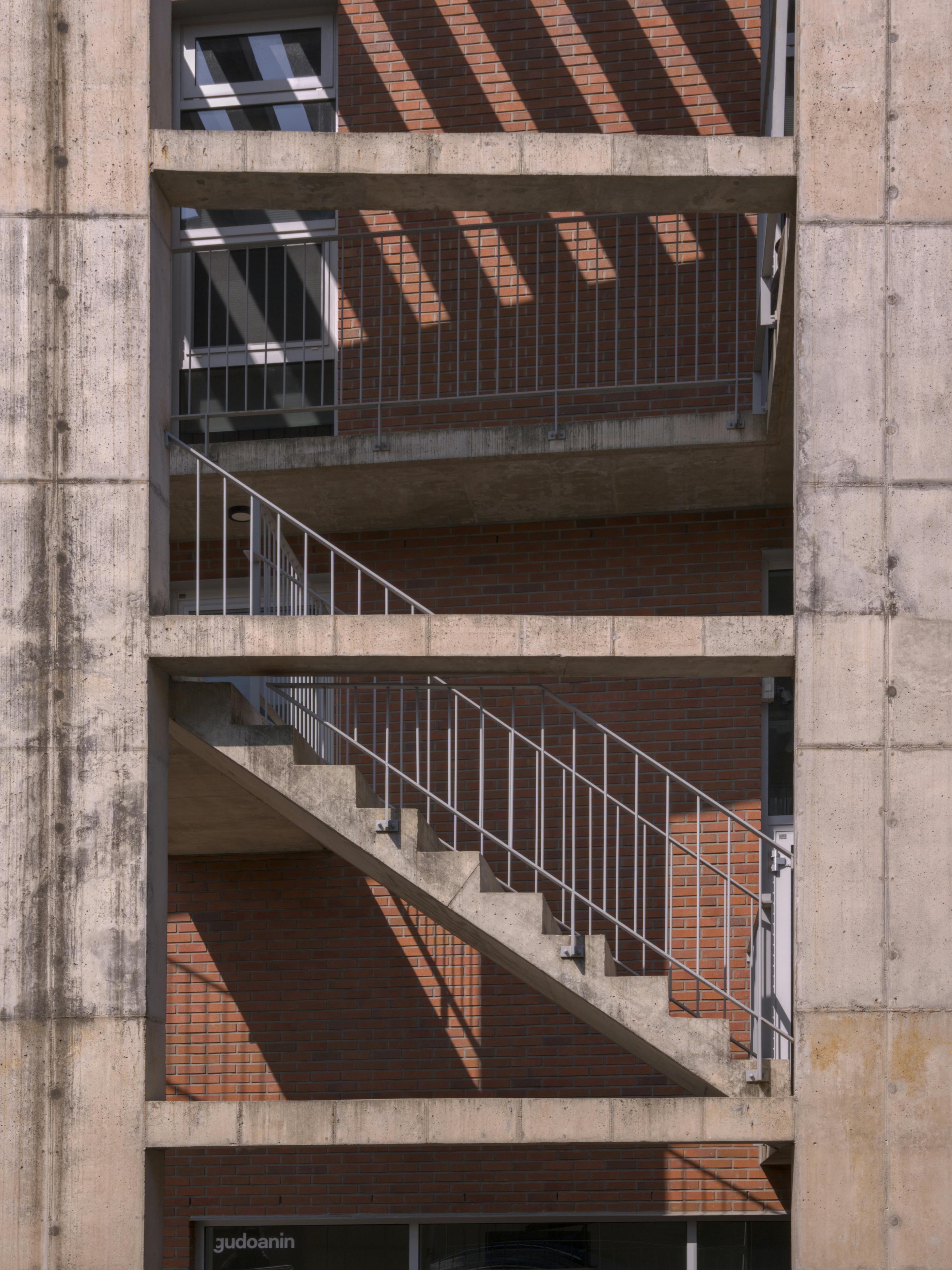 bezplatná Moderní venkovní schodiště s výraznými liniemi a architektonickými stíny ve slunném prostředí. Základová fotografie