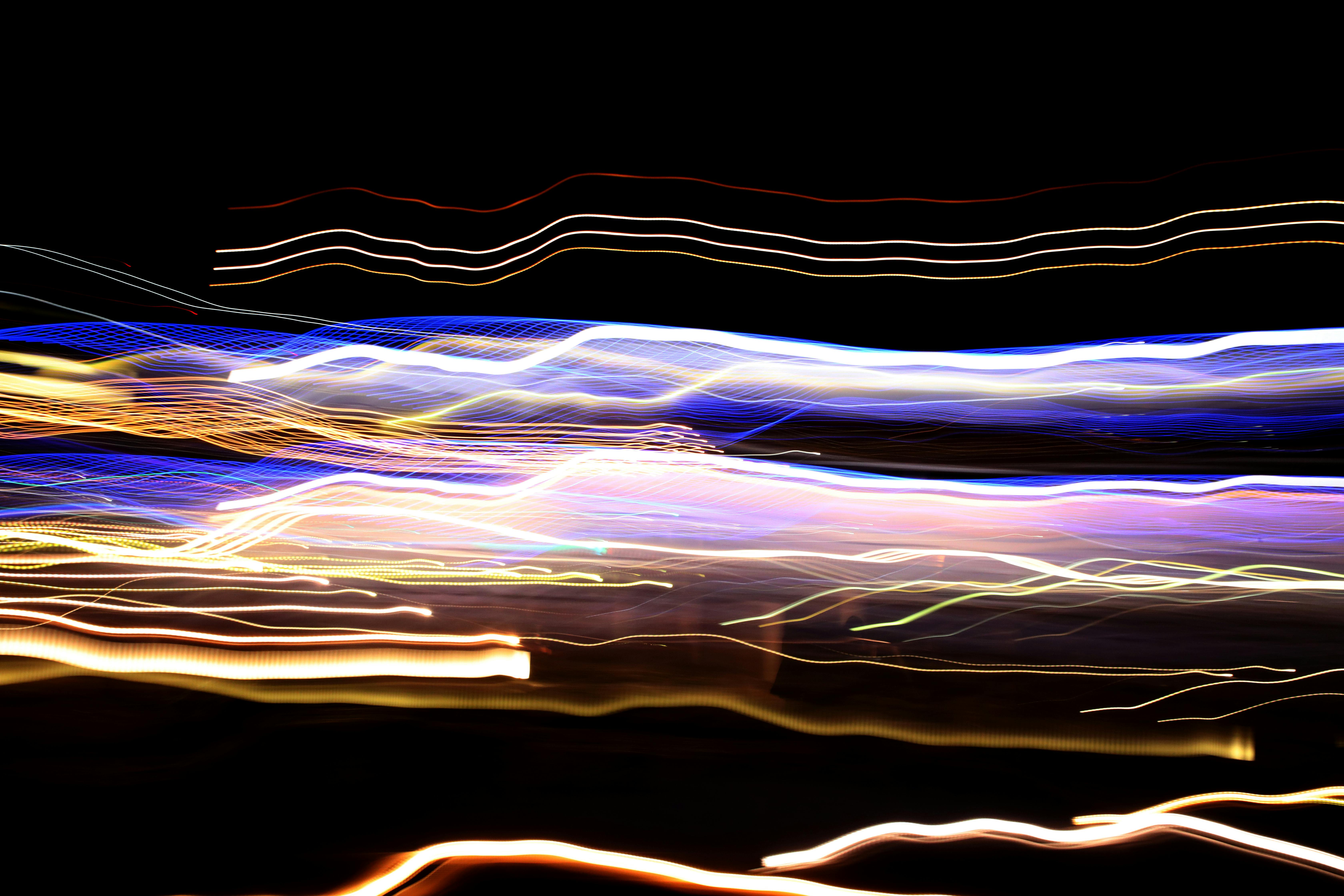 gratis Kleurrijke, abstracte lichtsporen creëren een betoverend nachtlandschap met een levendige energie. Stockfoto