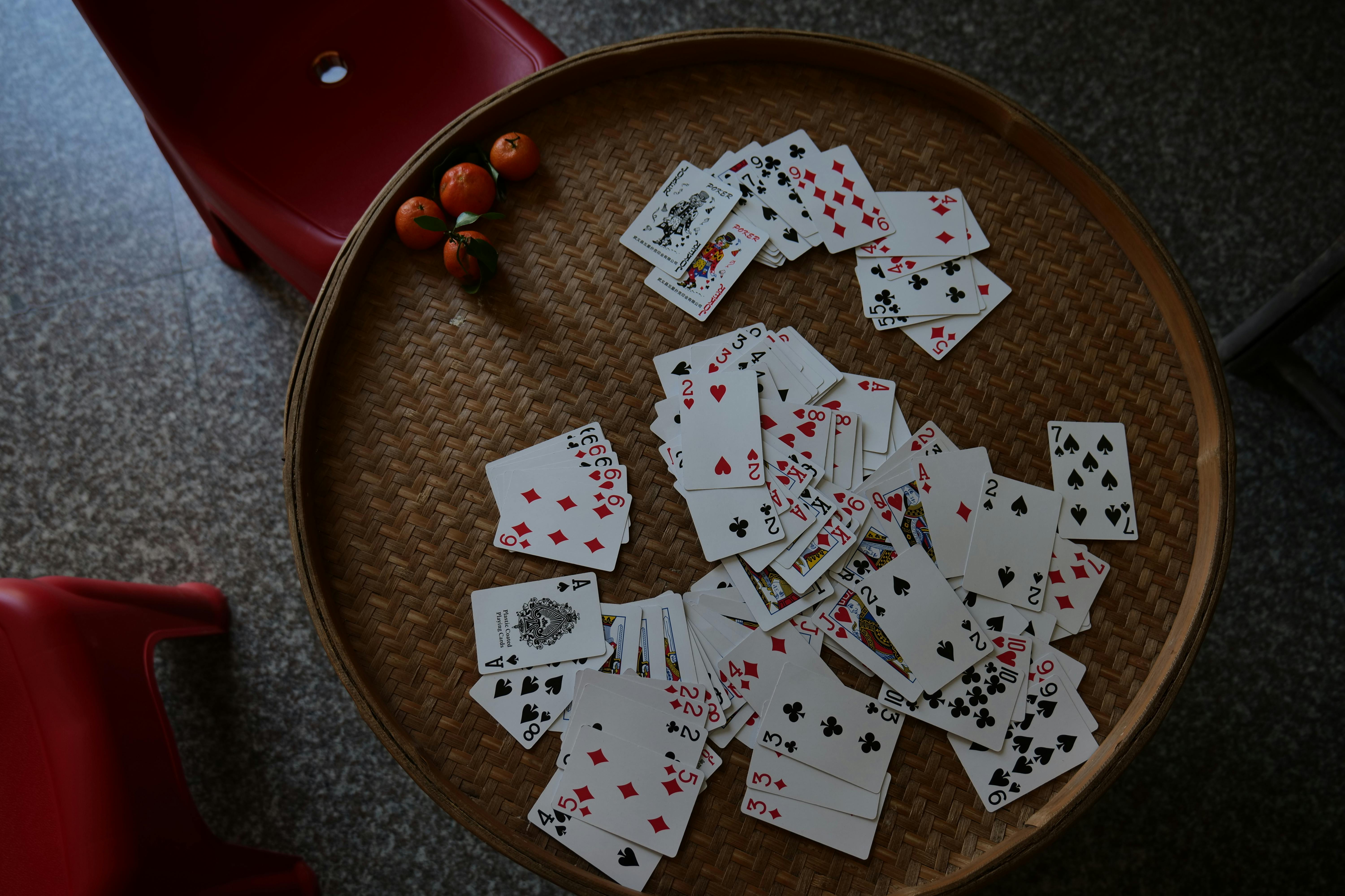 grátis Foto profissional grátis de 48 cartas, ambiente interno, arranjo de cartas Foto profissional