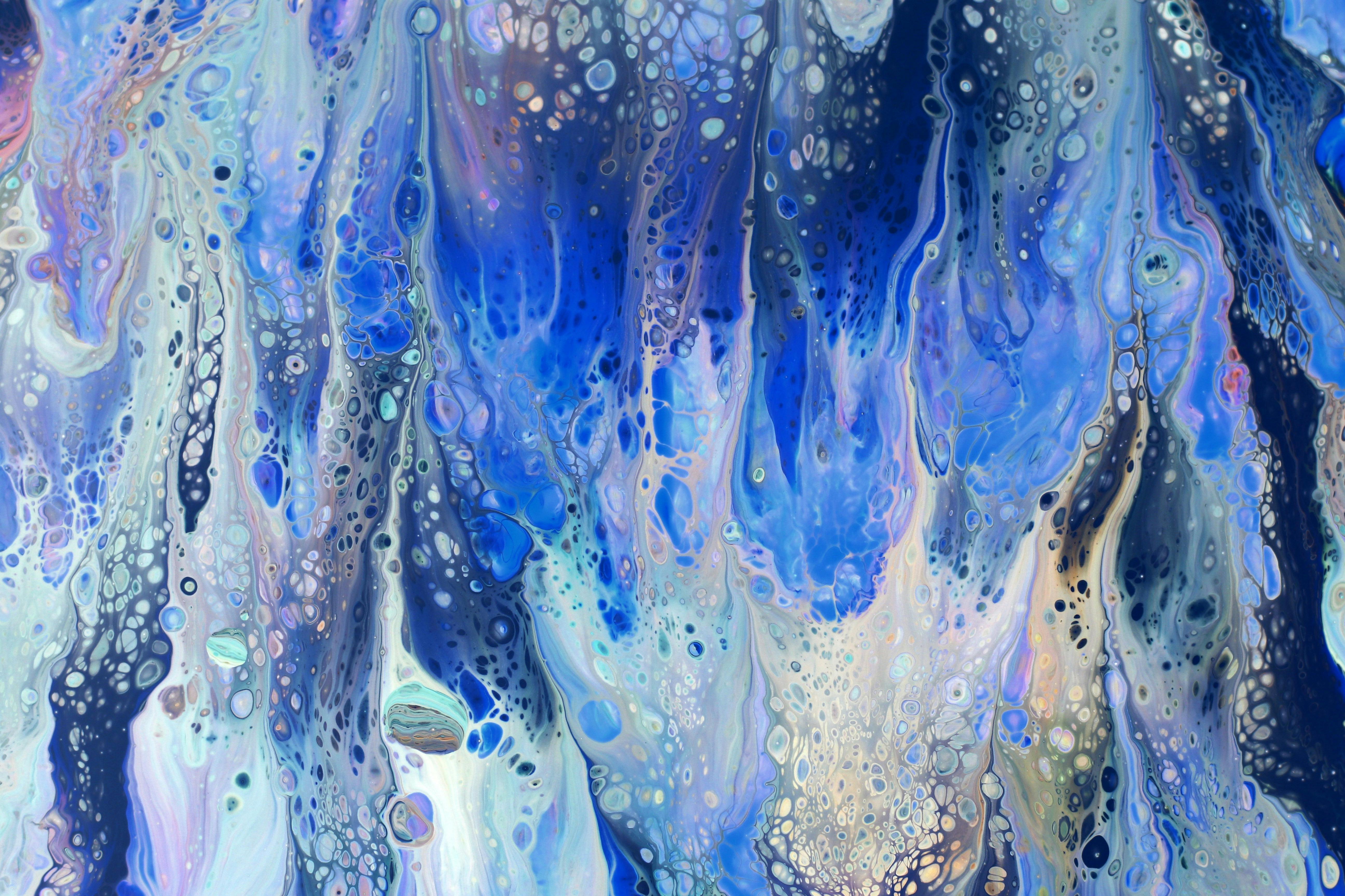 Gratis Affascinante dipinto astratto fluido con vivaci motivi blu e cellulari. Foto a disposizione