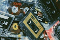 这些80年代和90年代的复古盒式磁带，展现出复古的设计与怀旧魅力