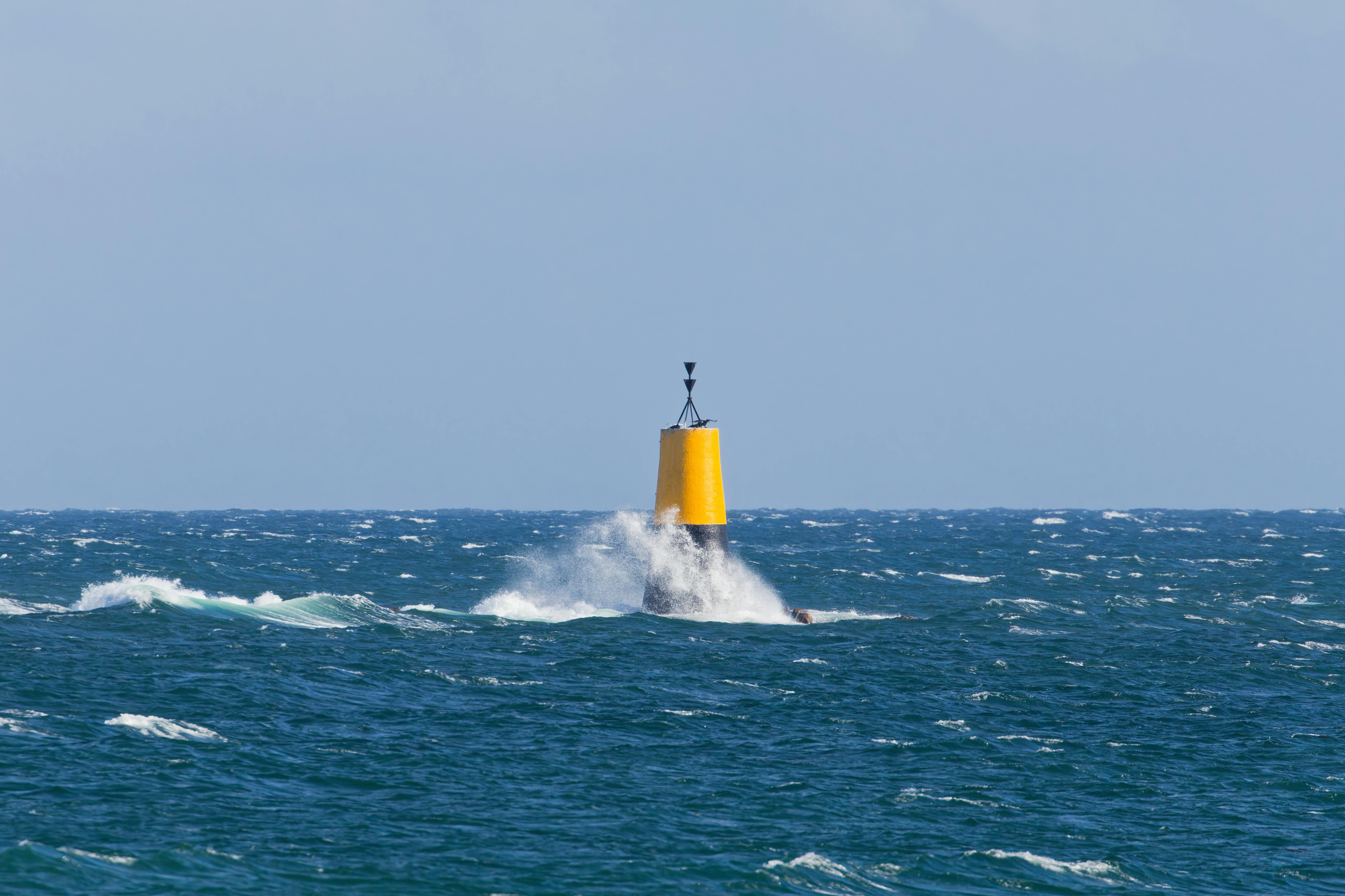 Buoy asu boot 42-metru husi IDOM iha tasi Bilbao, ne'ebé prodús energia tasi ho teknolojia inovador.