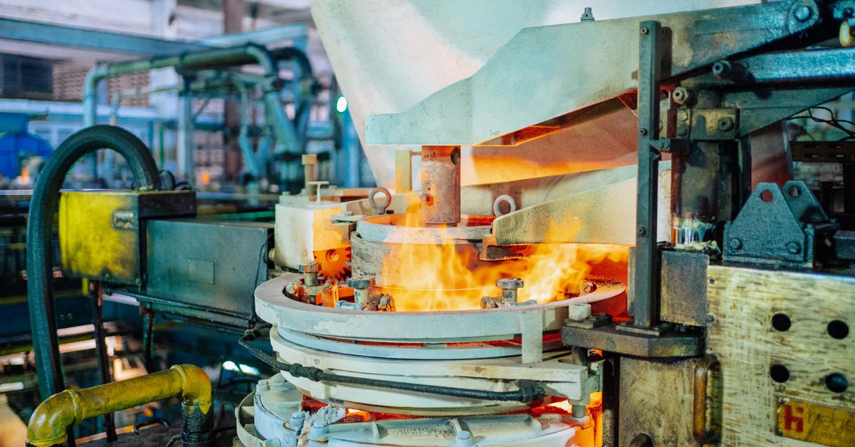 Processus de fabrication de verre ardent dans une usine à Dar es Salaam présentant des machines industrielles.
