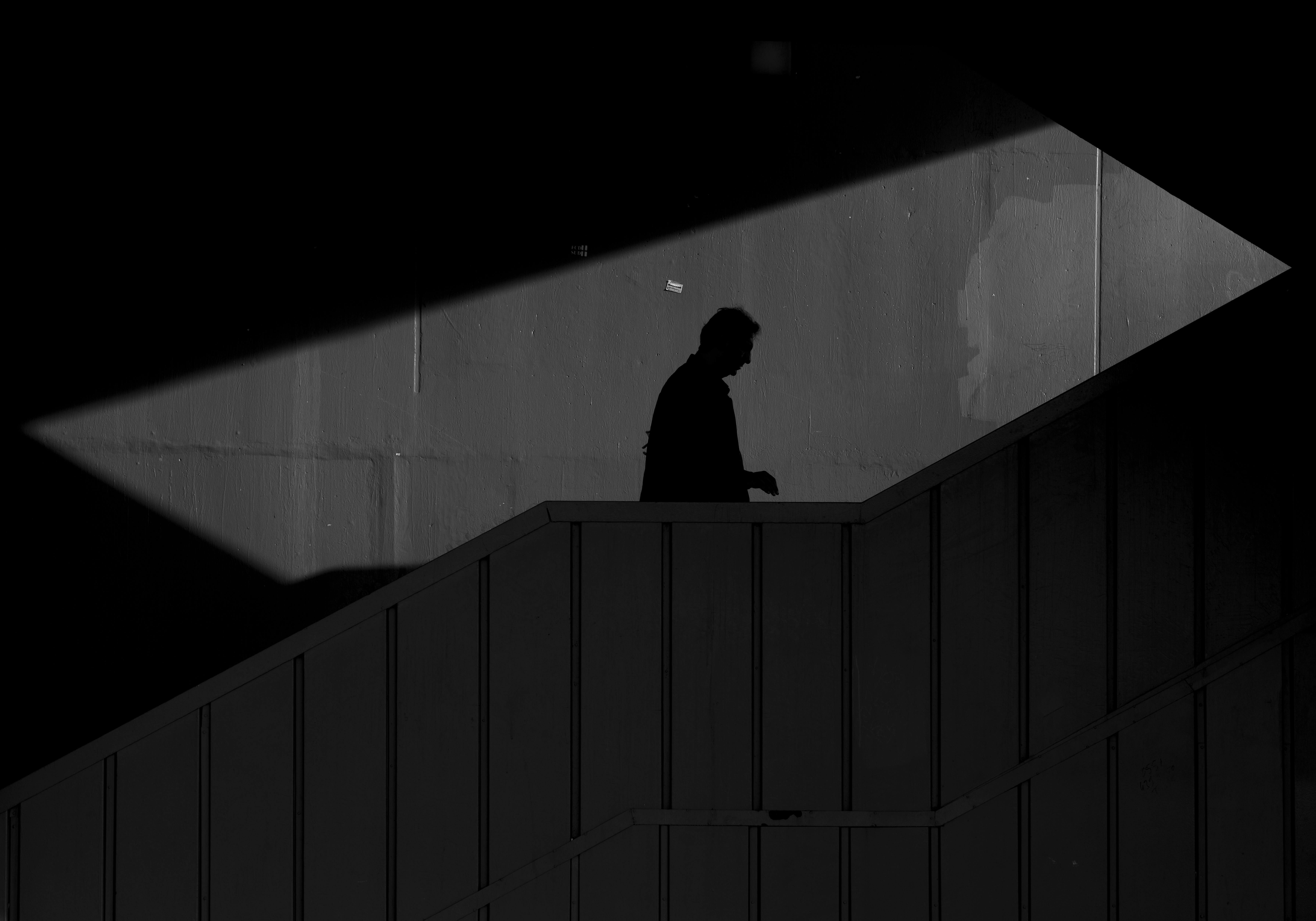 bezplatná Dramatický černobílý obraz siluety osoby jdoucí po schodech. Základová fotografie
