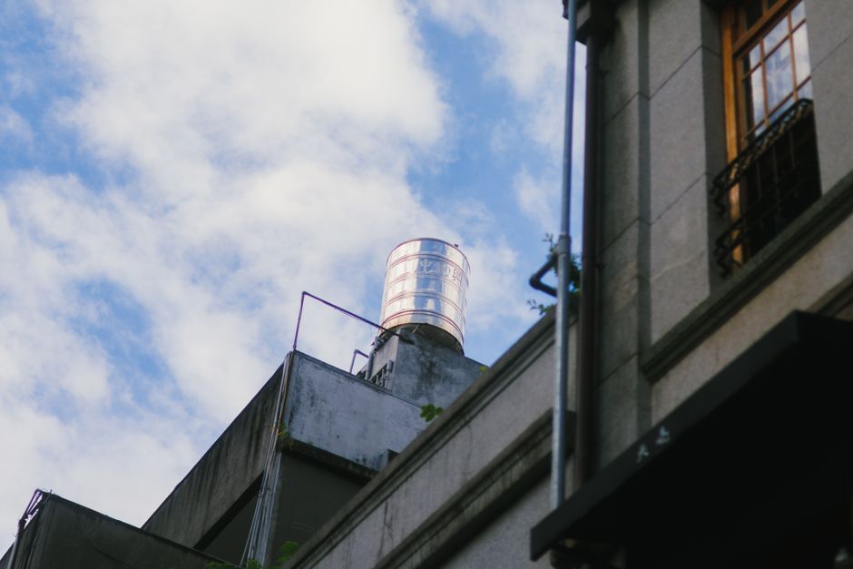 Slimme regenwatertank met planten op stadsbalkon. Slimme regenwatertank met planten op stadsbalkon.