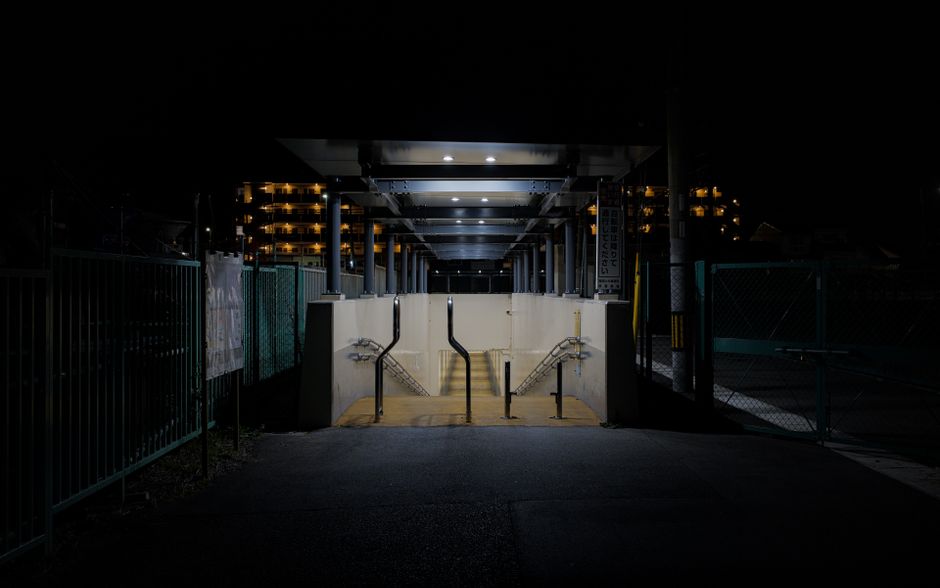 京都の街中にある、ライトアップされたムーディーな雰囲気の地下道の夜景。