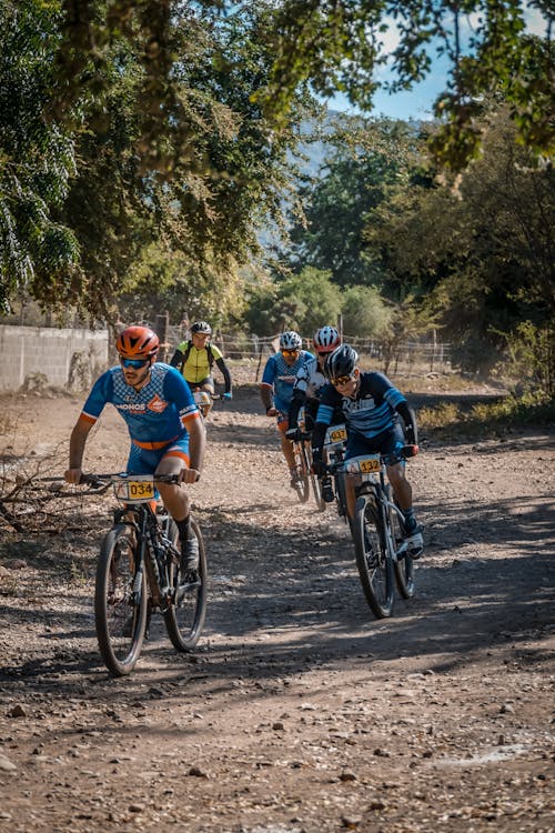 Groupe De Cycliste à La Lumière Du Jour