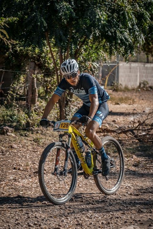 무료 자전거를 타고 파란색과 검은 색 셔츠에 남자 스톡 사진