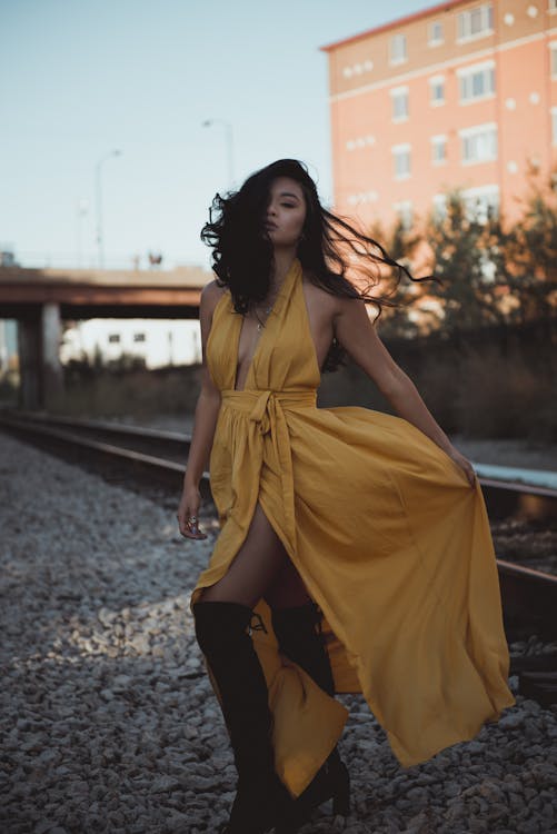 Mujer, Llevando, Vestido Amarillo