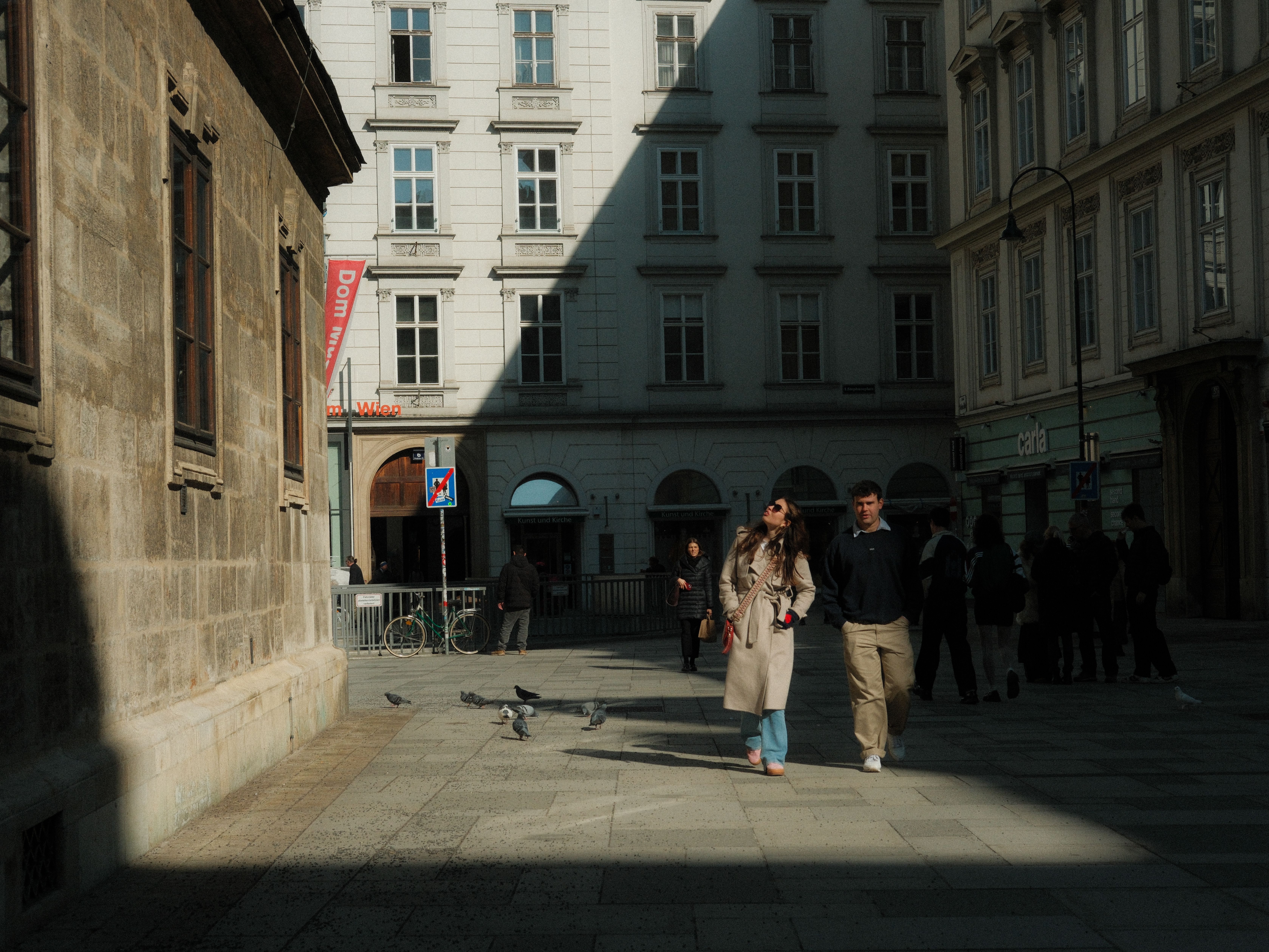 Street Scene with Pedestrians in European City · Free Stock Photo