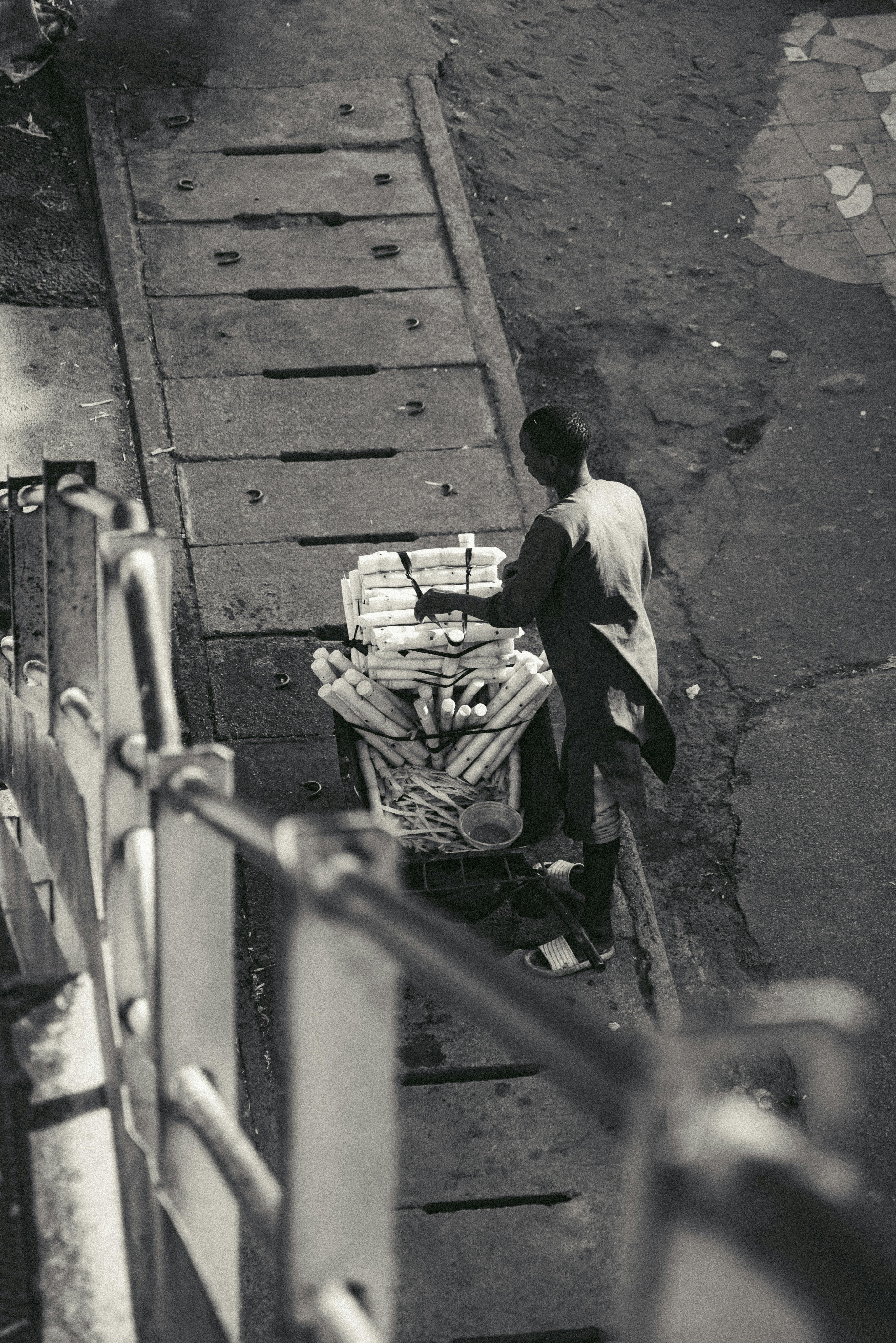 Gratuit Fotografie aeriană alb-negru a unui vânzător ambulant împingând o căruță cu mărfuri în Jos, Nigeria. Fotografie de stoc