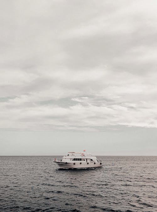 無料 白い空の下の海のヨット 写真素材