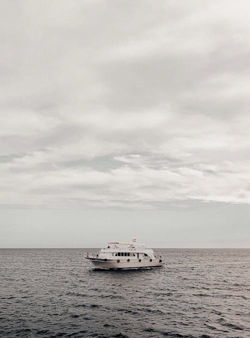 Yacht Sur Mer Sous Le Ciel Blanc