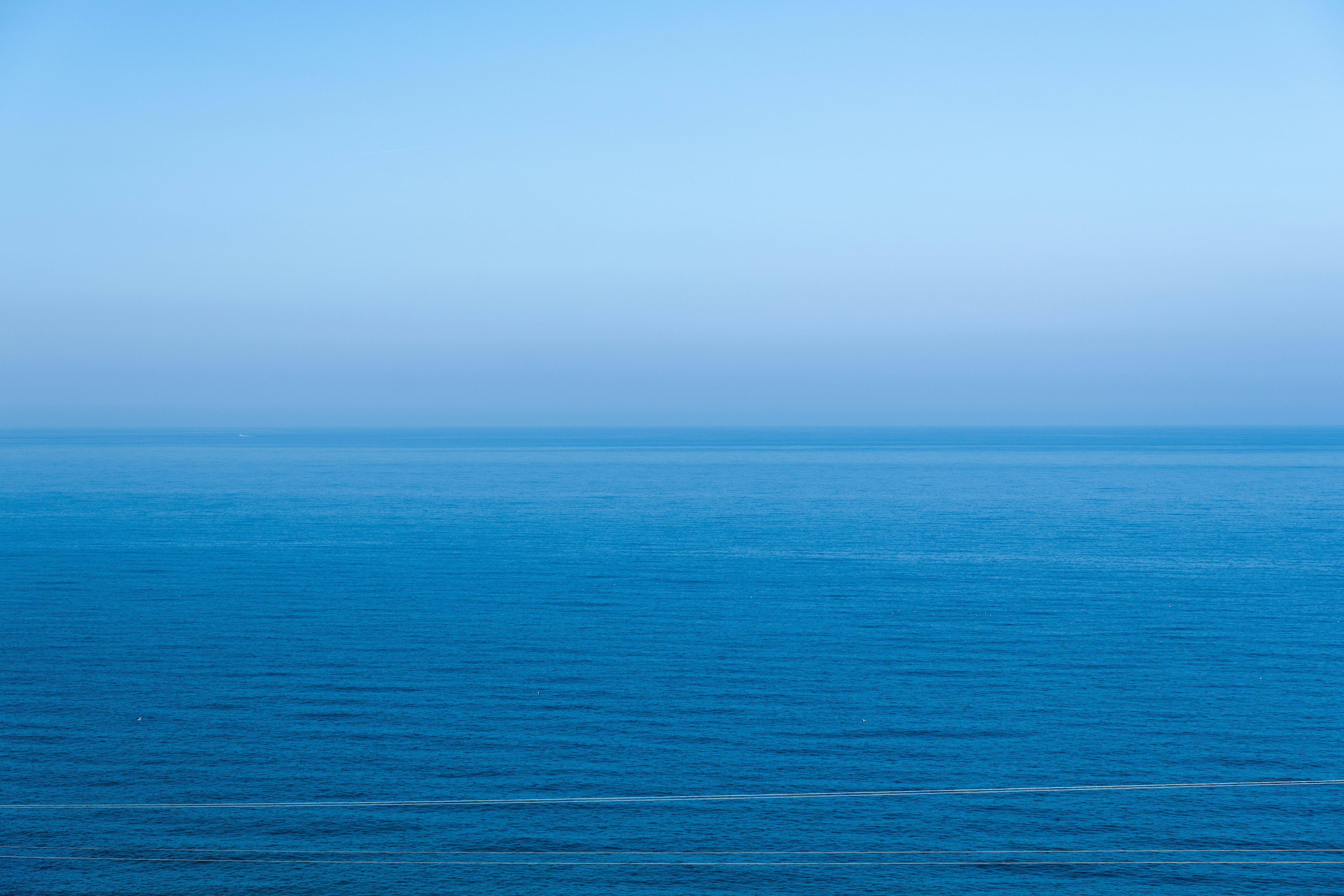 Ücretsiz Berrak bir gökyüzü altında Boğaz'ın engin mavi sularını yakalayan huzurlu bir deniz manzarası. Stok Fotoğraflar