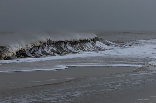 Free Powerful ocean wave at Sylt, Germany, capturing the wild sea under overcast conditions. Stock Photo