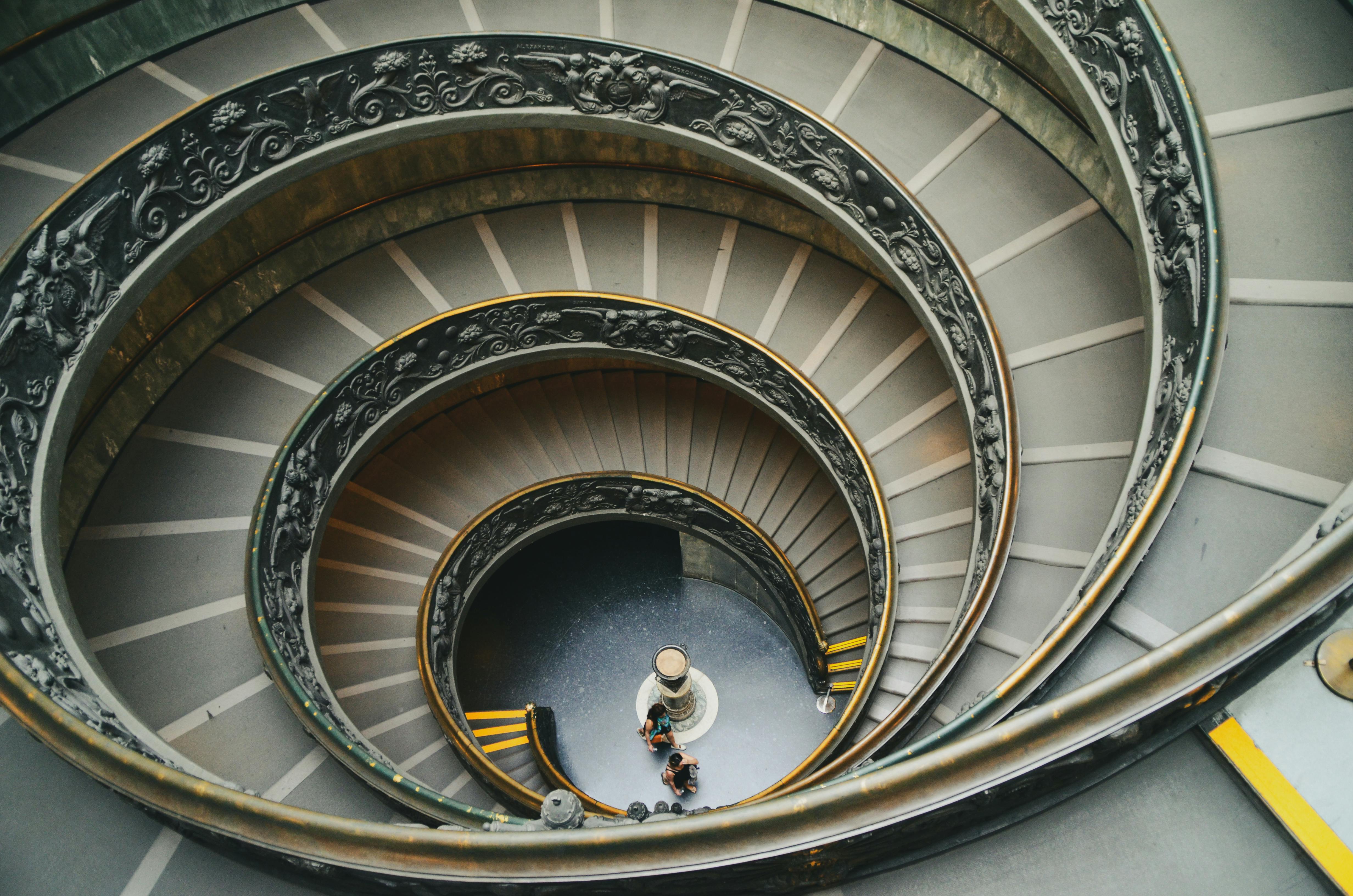 Kostenlos Luftaufnahme der Wendeltreppe der Vatikanischen Museen, die das kunstvolle Design und die herabsteigenden Personen zeigt. Stock-Foto