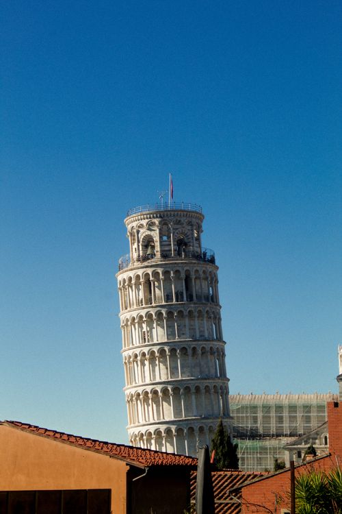 Free A stunning view of the Leaning Tower of Pisa in Tuscany, Italy with clear blue skies. Stock Photo