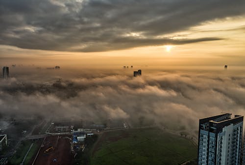 Вид с воздуха на город во время заката