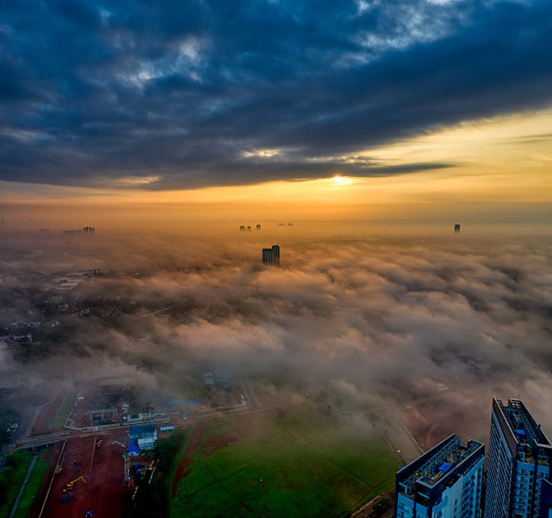 Bangunan Biru Dan Putih Di Bawah Langit Berawan Saat Matahari Terbenam