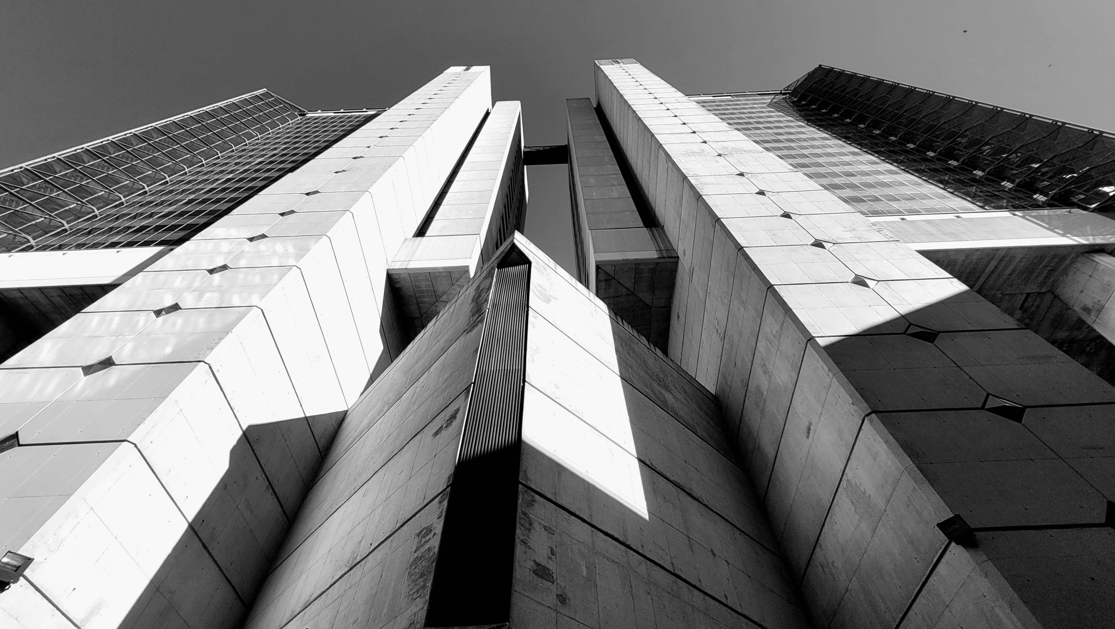 Kostnadsfria Monokrom vy av modern arkitektur i Genua, Italien, som visar upp geometriska linjer och symmetri. Stock foto