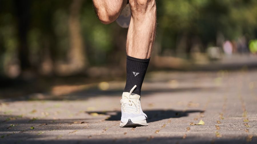 Persona deportista corriendo con calzado deportivo