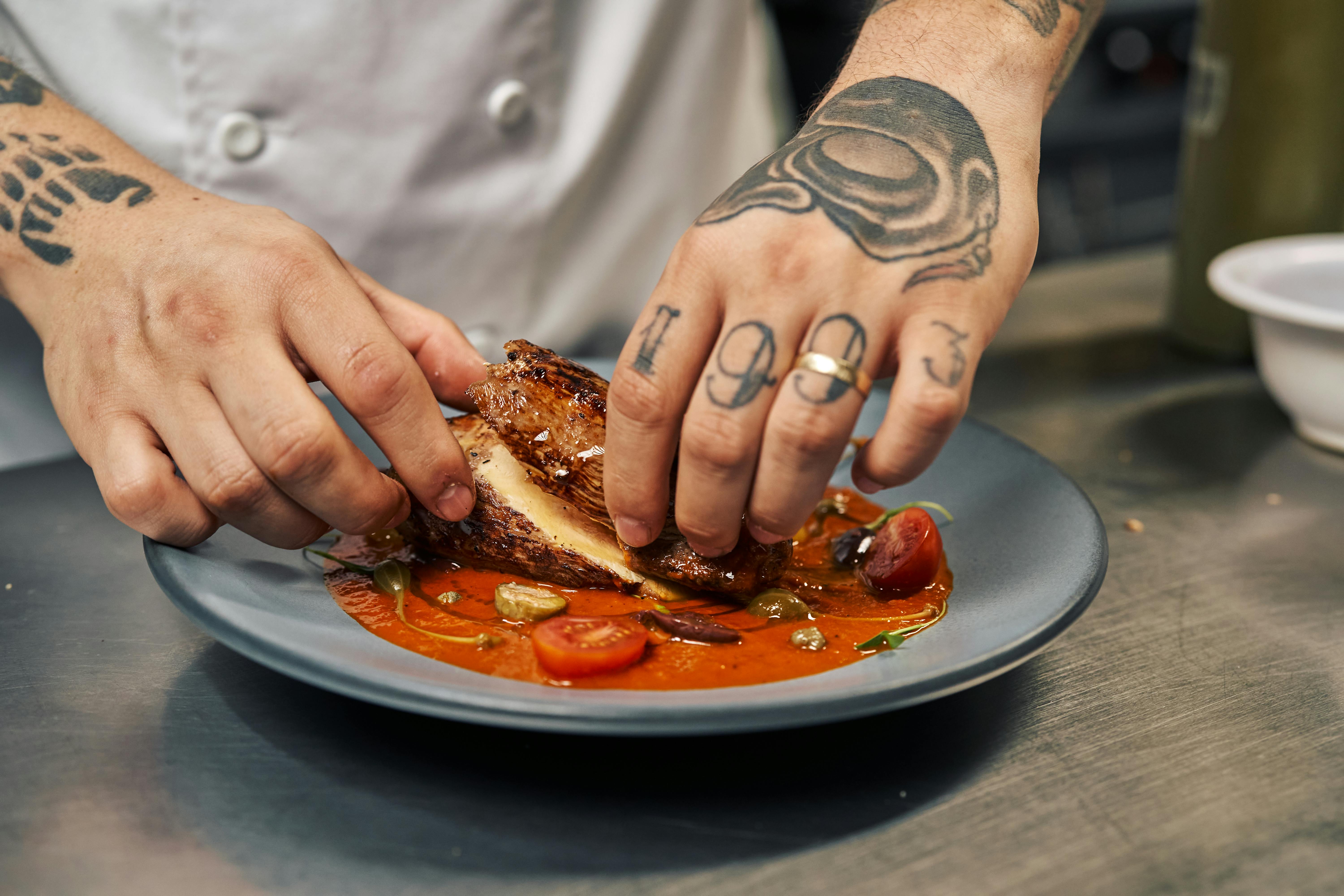 Kuchař připravuje jídlo