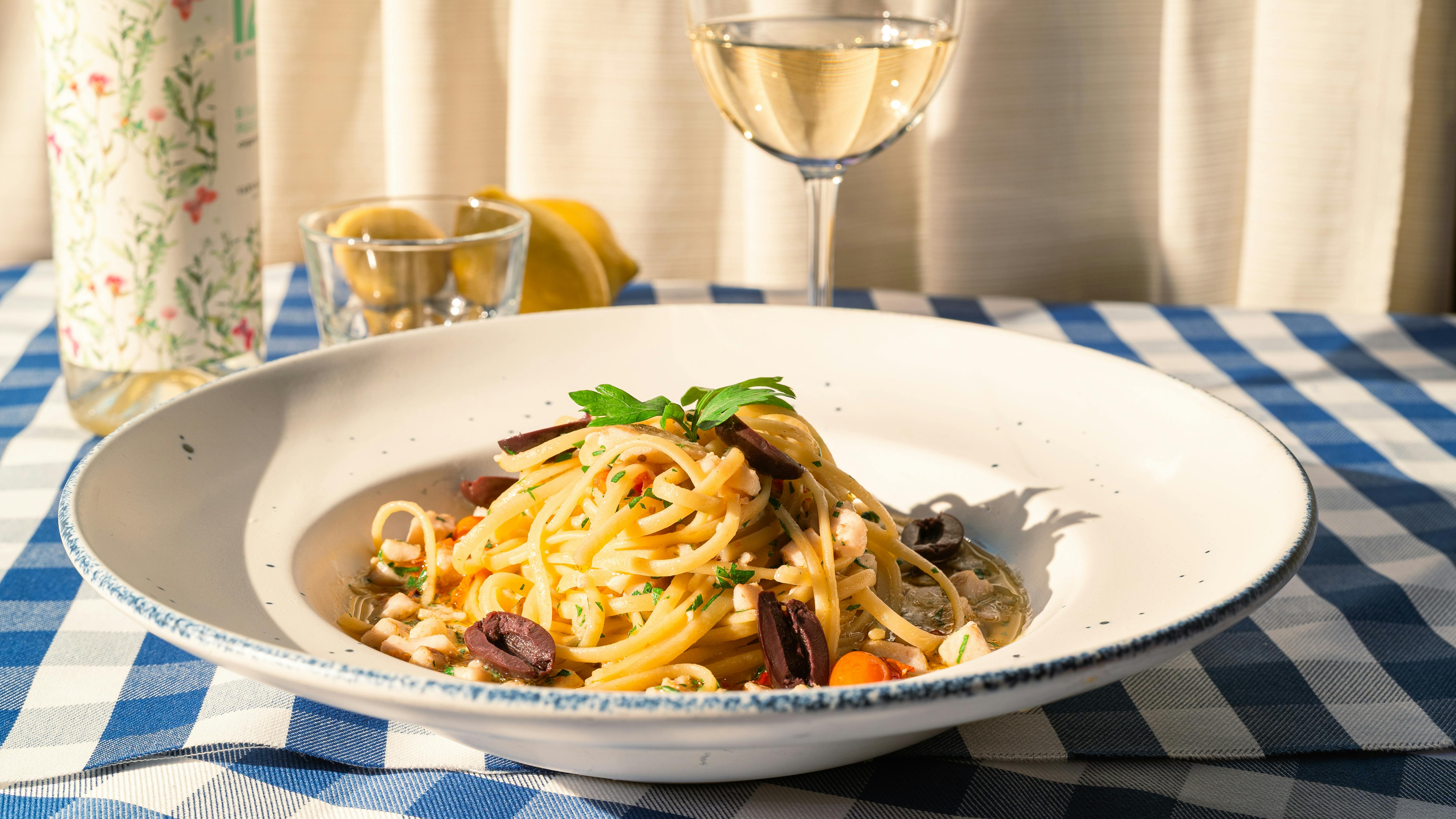 Olasz carbonara – Róma autentikus tészta receptje – carbonara pasta with white wine glass italian table