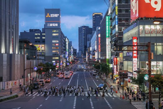 黄昏时分，日本充满活力的街道和城市景观，展现了城市生活与现代建筑