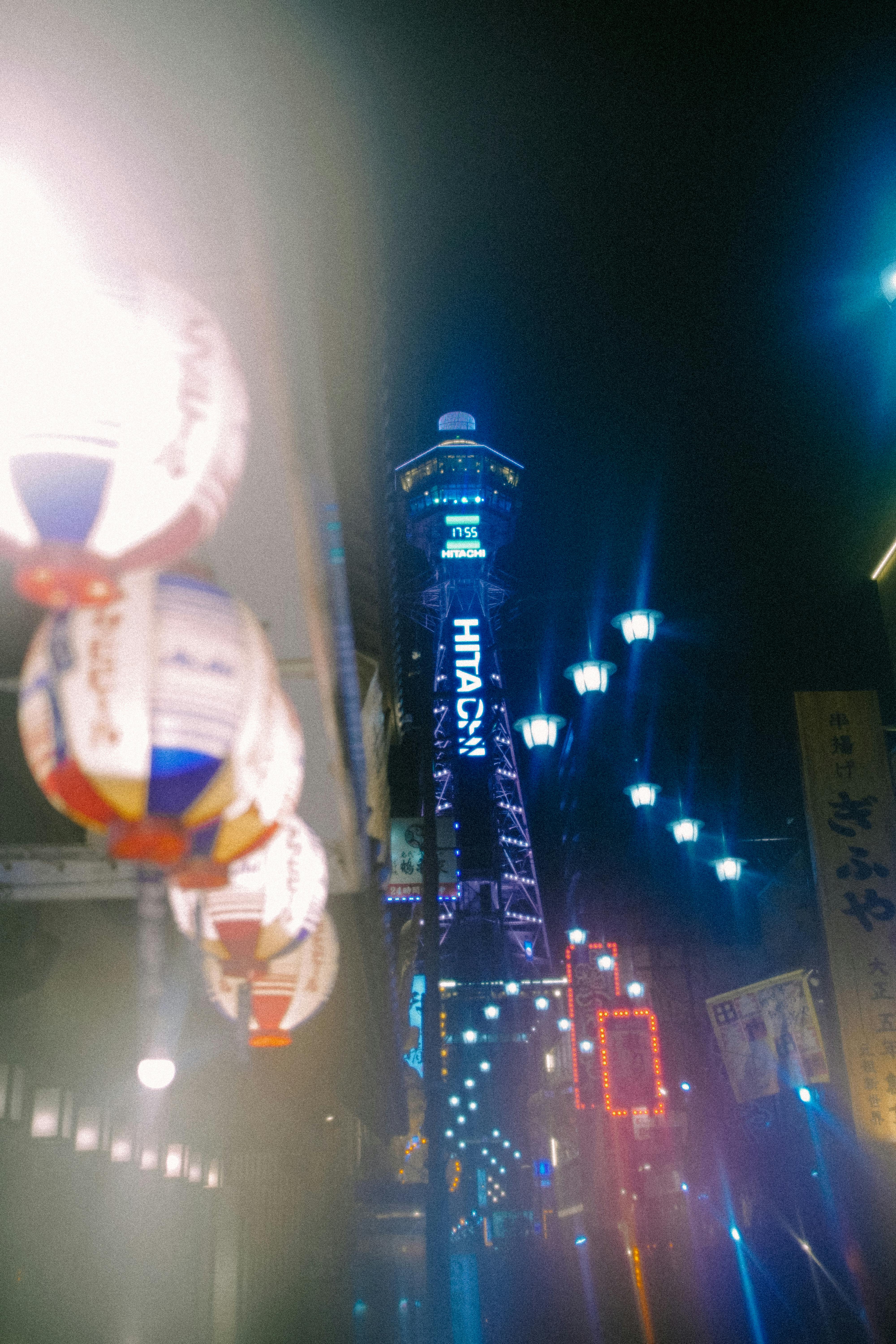 De franc Captivadora vista nocturna de la torre Tsutenkaku a Osaka, Japó, amb fanals de colors i llums de neó. Foto d'estoc