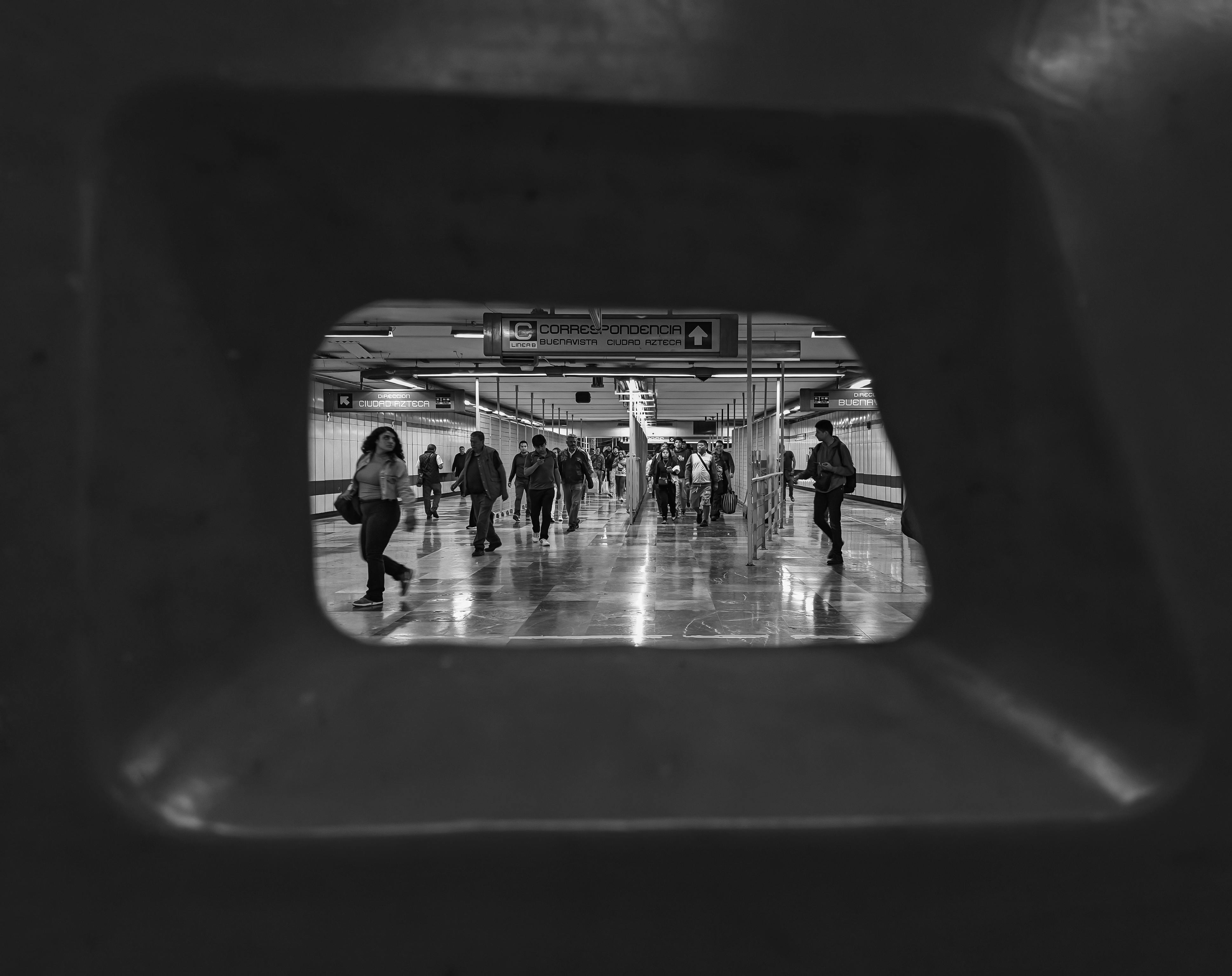 Gratis Immagine in bianco e nero di persone all'interno della stazione della metropolitana Ciudad de México, CDMX. Foto a disposizione