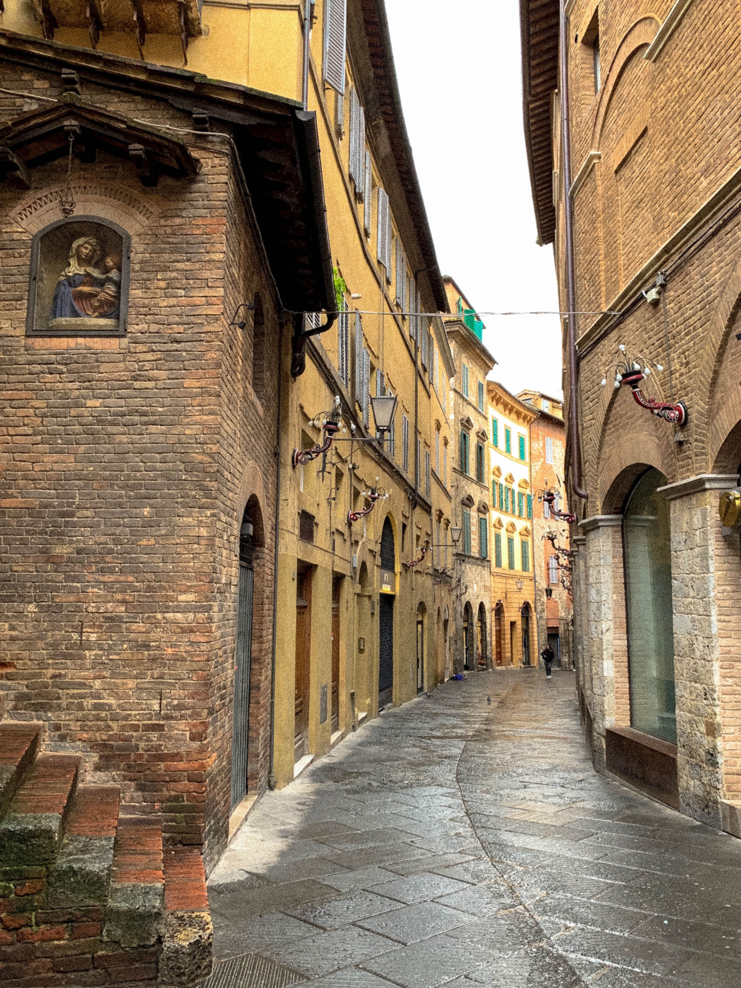 Charming Italian Street with Historic Architecture · Free Stock Photo