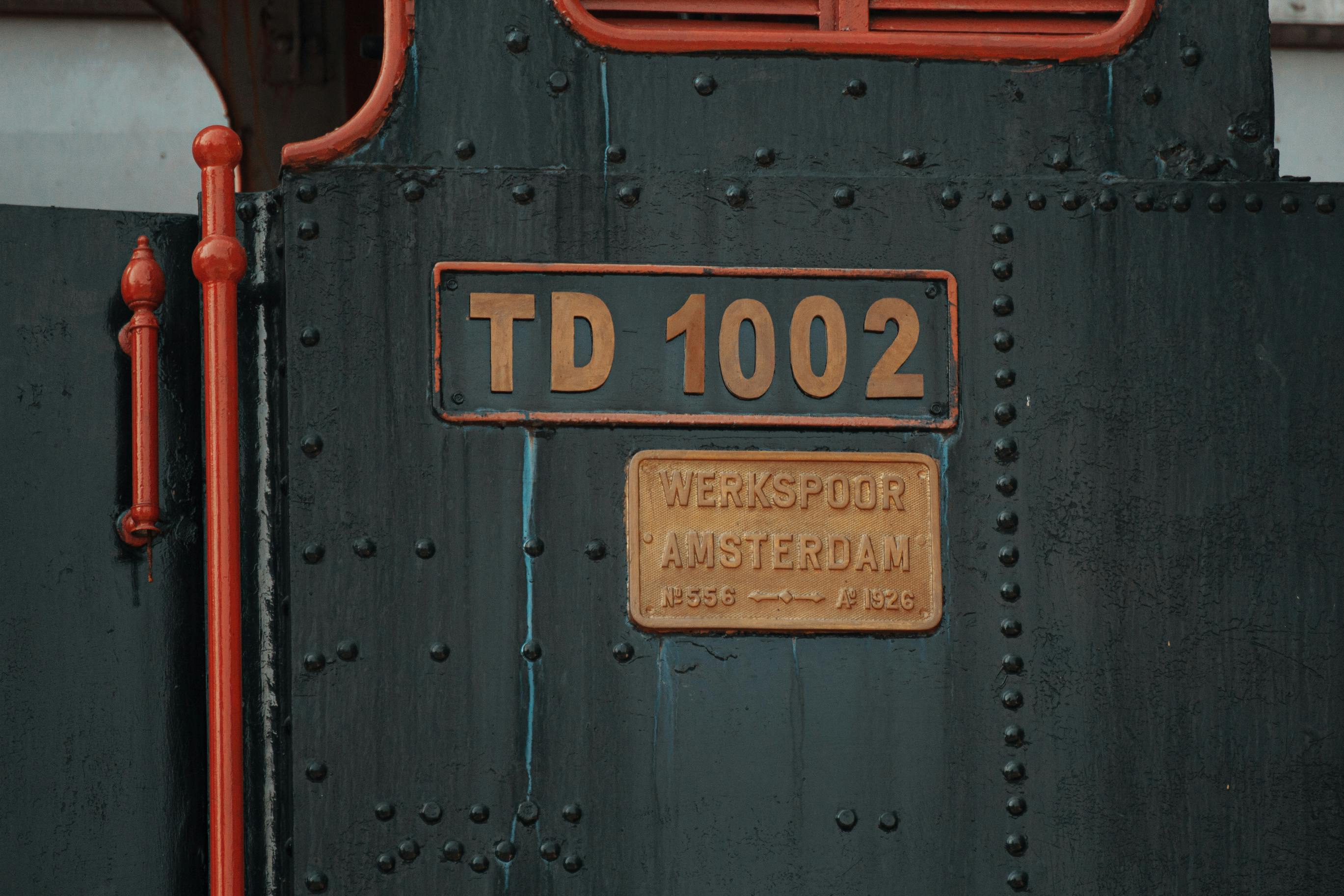 Gratuit Gros plan sur les détails du train TD 1002 à Bandung, mettant en valeur le savoir-faire et le design d'époque. Photos