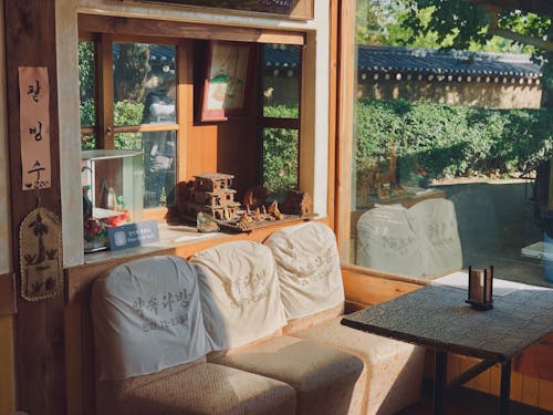 無料 茶色のソファの椅子の近くの茶色の木製テーブル 写真素材
