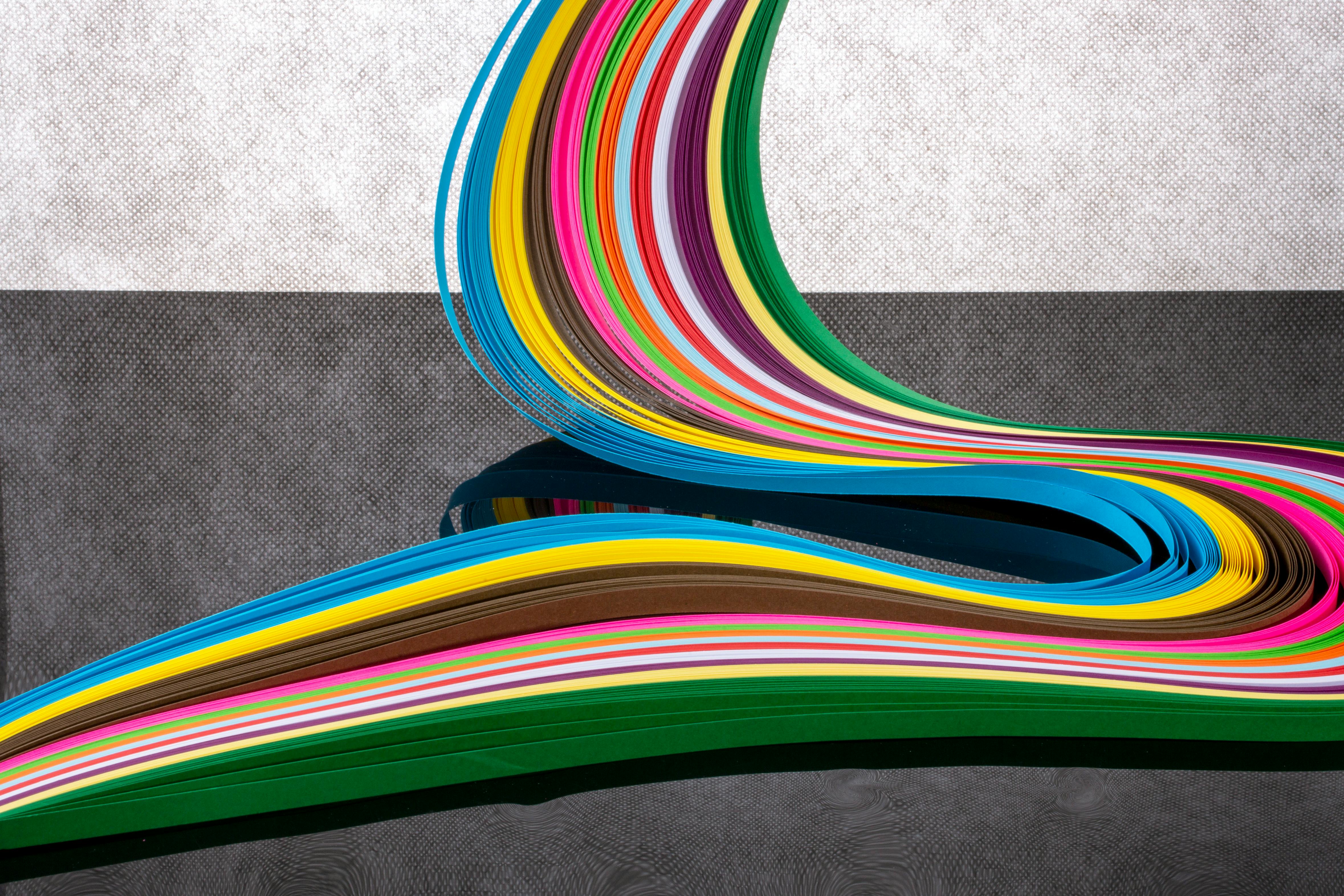 Gratuit Aranjament dinamic de benzi de hârtie multicolore care formează un design abstract. Fotografie de stoc