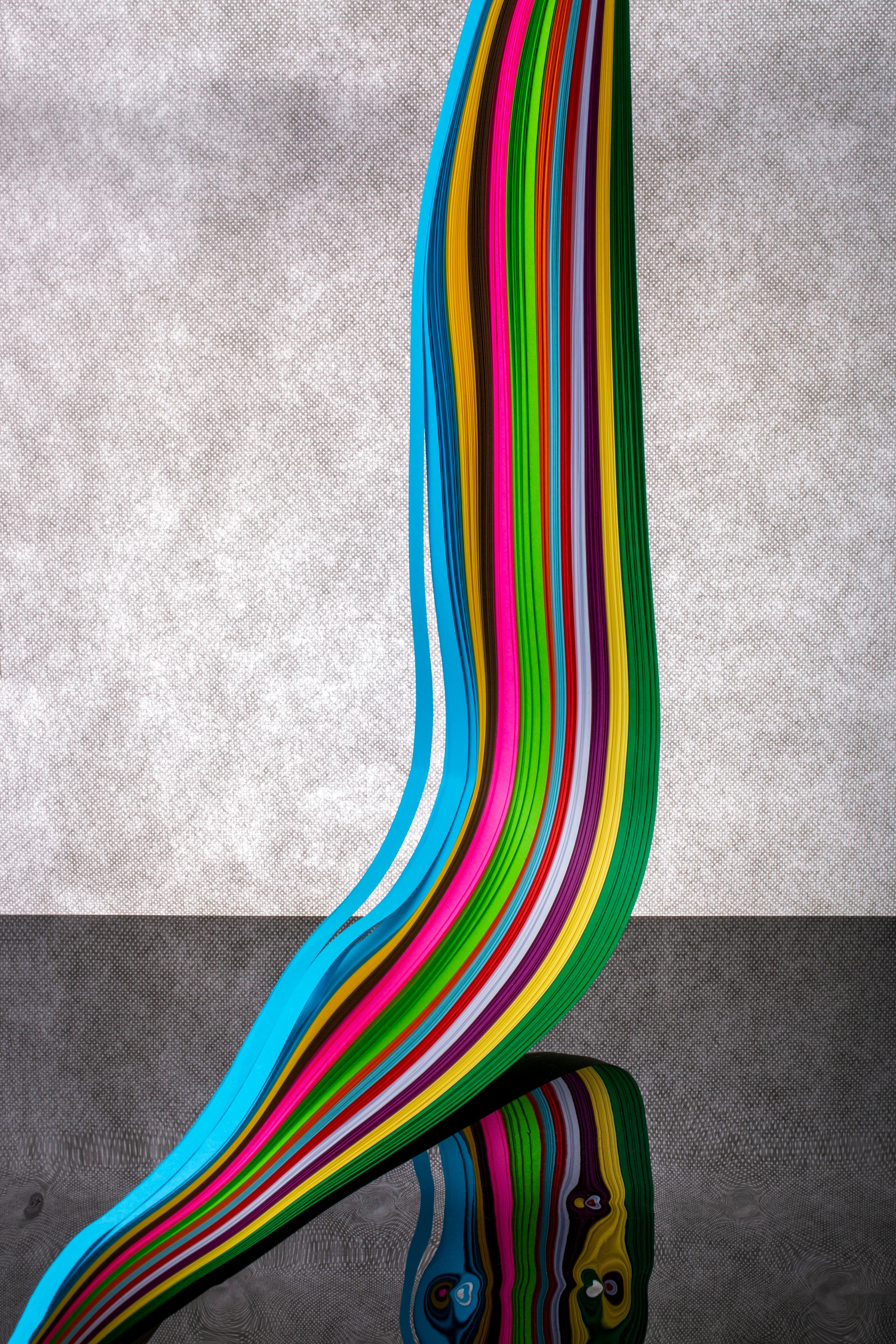 Gratuit Sculptură vibrantă din hârtie stratificată, cu un design abstract colorat pe un fundal texturat. Fotografie de stoc