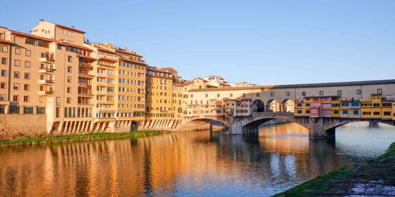 El Ponte Vecchio reflejado en el Arno al atardecer