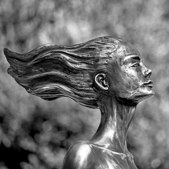 Cast bronze figure in black and white — photo by Jean-Paul Wettstein on Pexels
