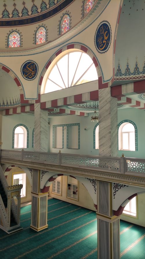 Free Intricate details of a mosque interior in Bursa, Türkiye, featuring Islamic architecture and decor. Stock Photo
