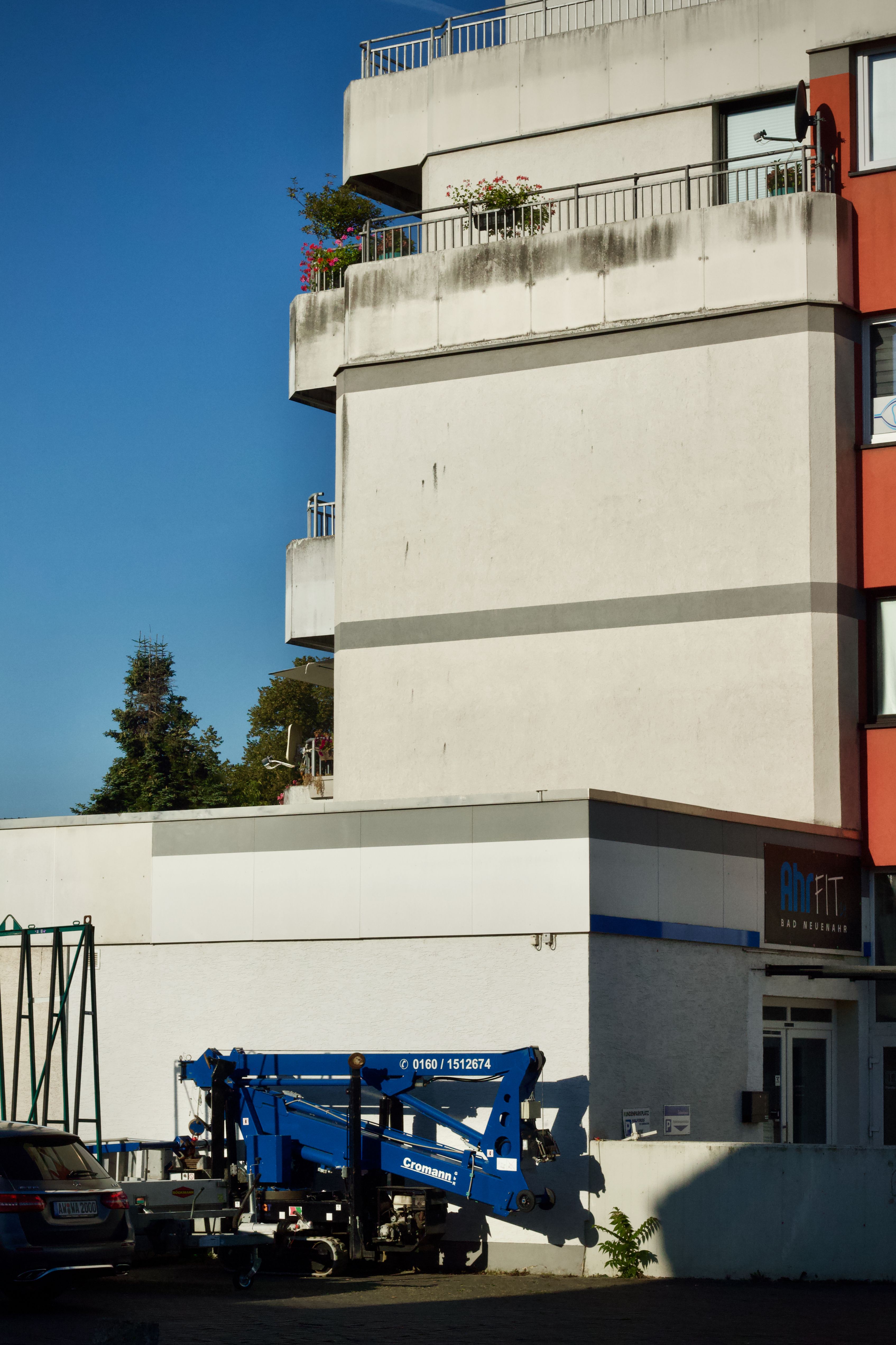 A city building with mechanical lift and clear blue sky, ideal for construction themes.