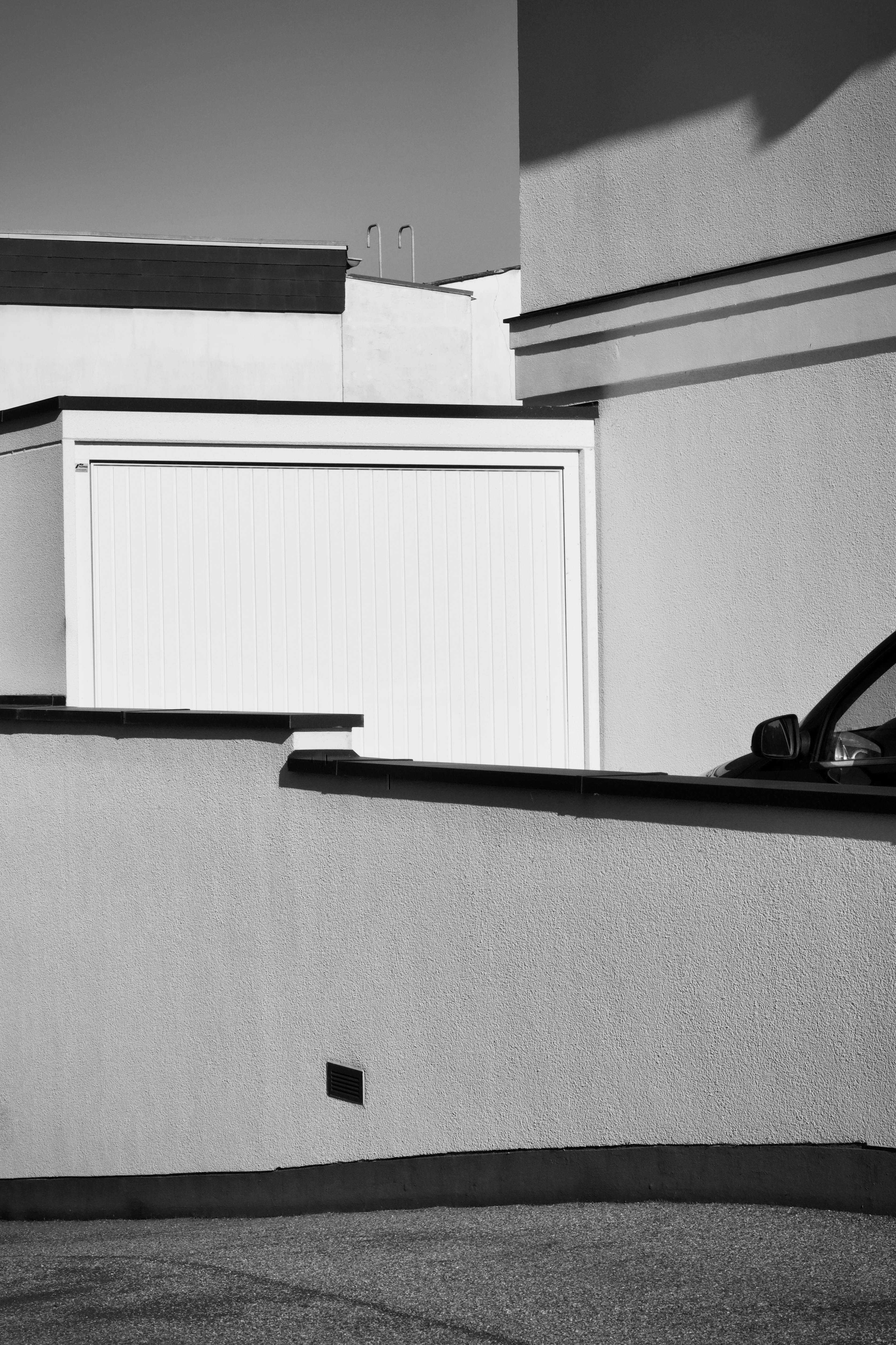 gratis Een minimalistische, abstracte zwart-witcompositie van moderne architectuur en schaduwen. Stockfoto