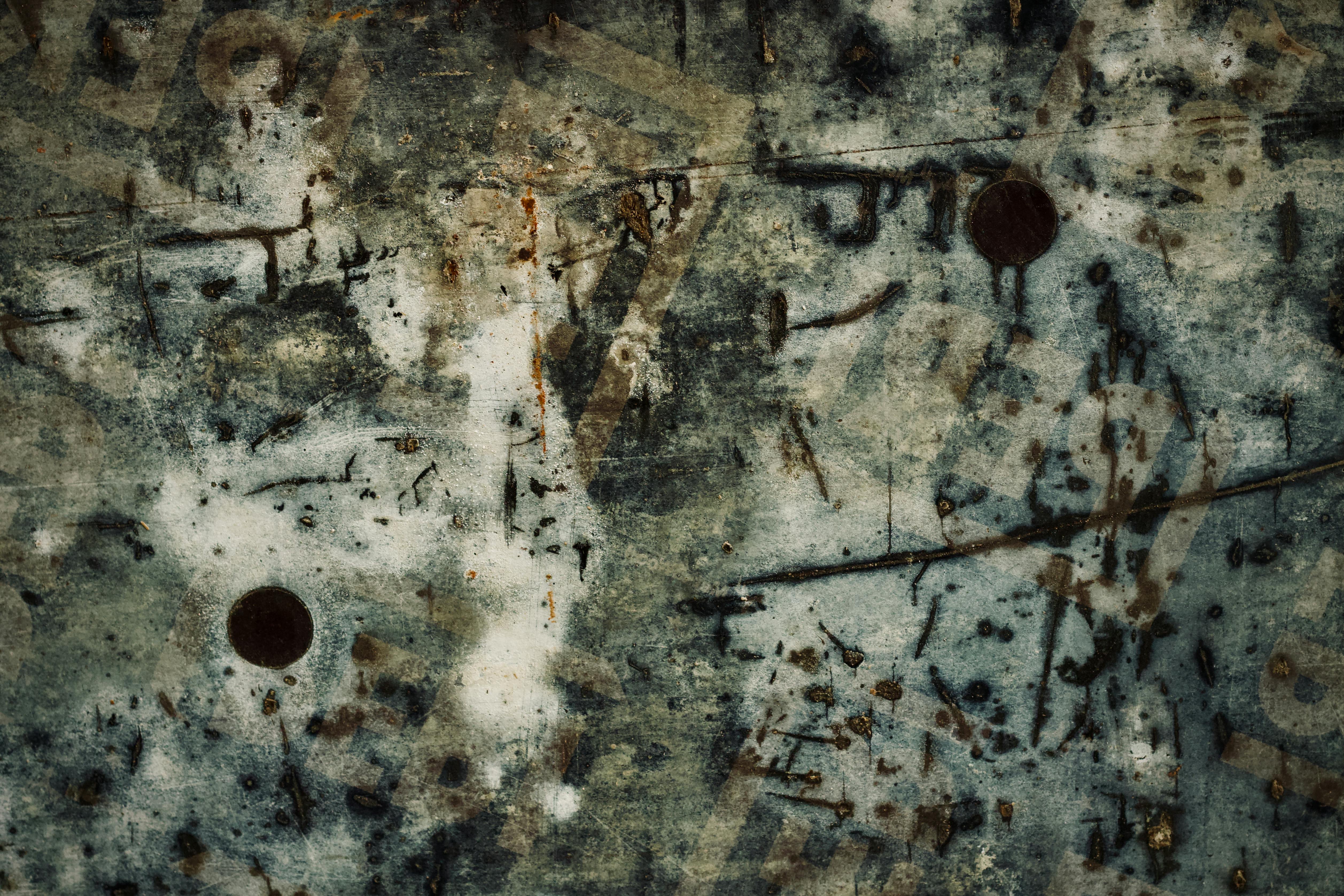 Kostnadsfria Utforska en abstrakt grungetextur med flagnande färg och rustik patina. Stock foto