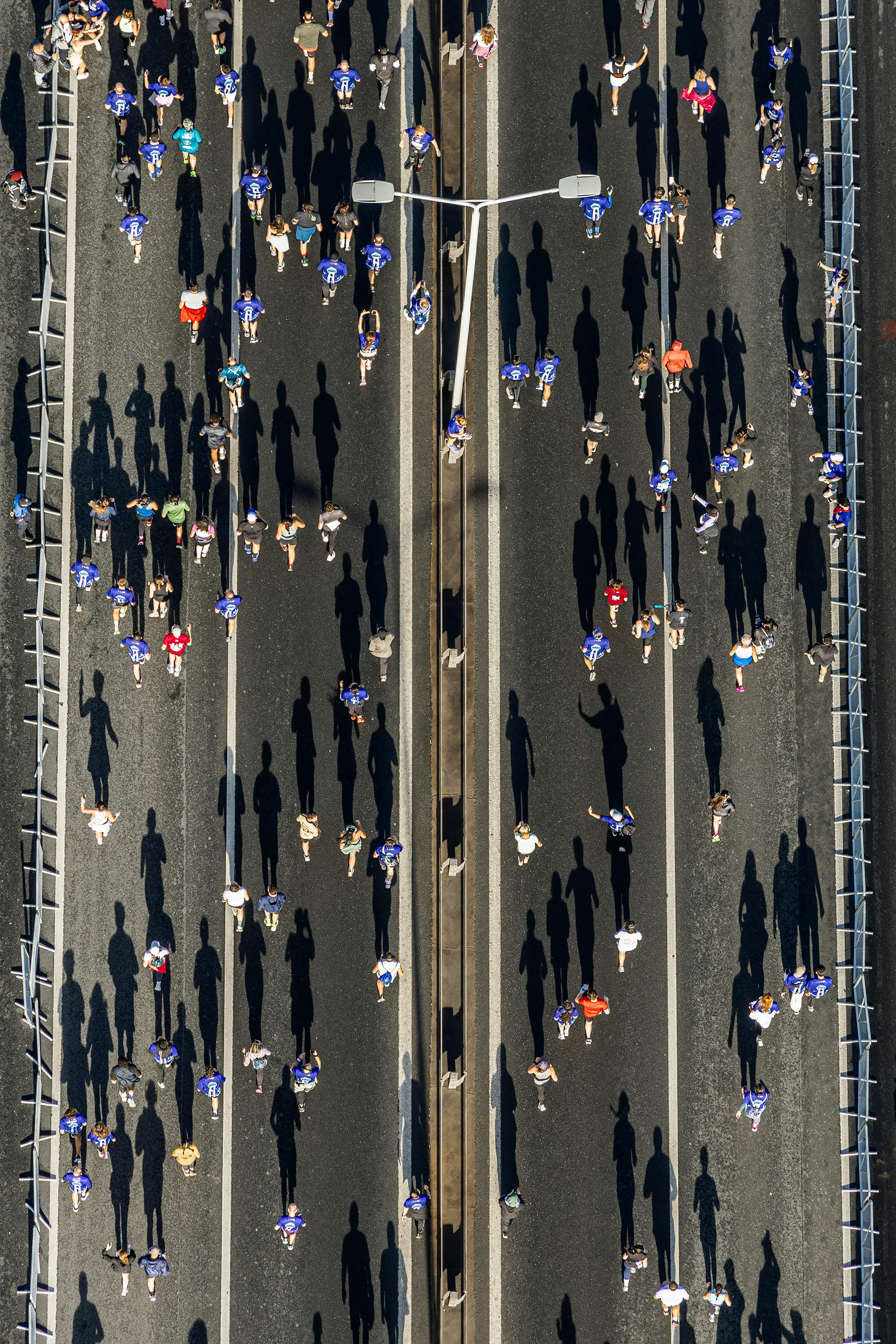 Gratis Fotografia aerea che ritrae i maratoneti che proiettano lunghe ombre sulle strade di Istanbul. Foto a disposizione