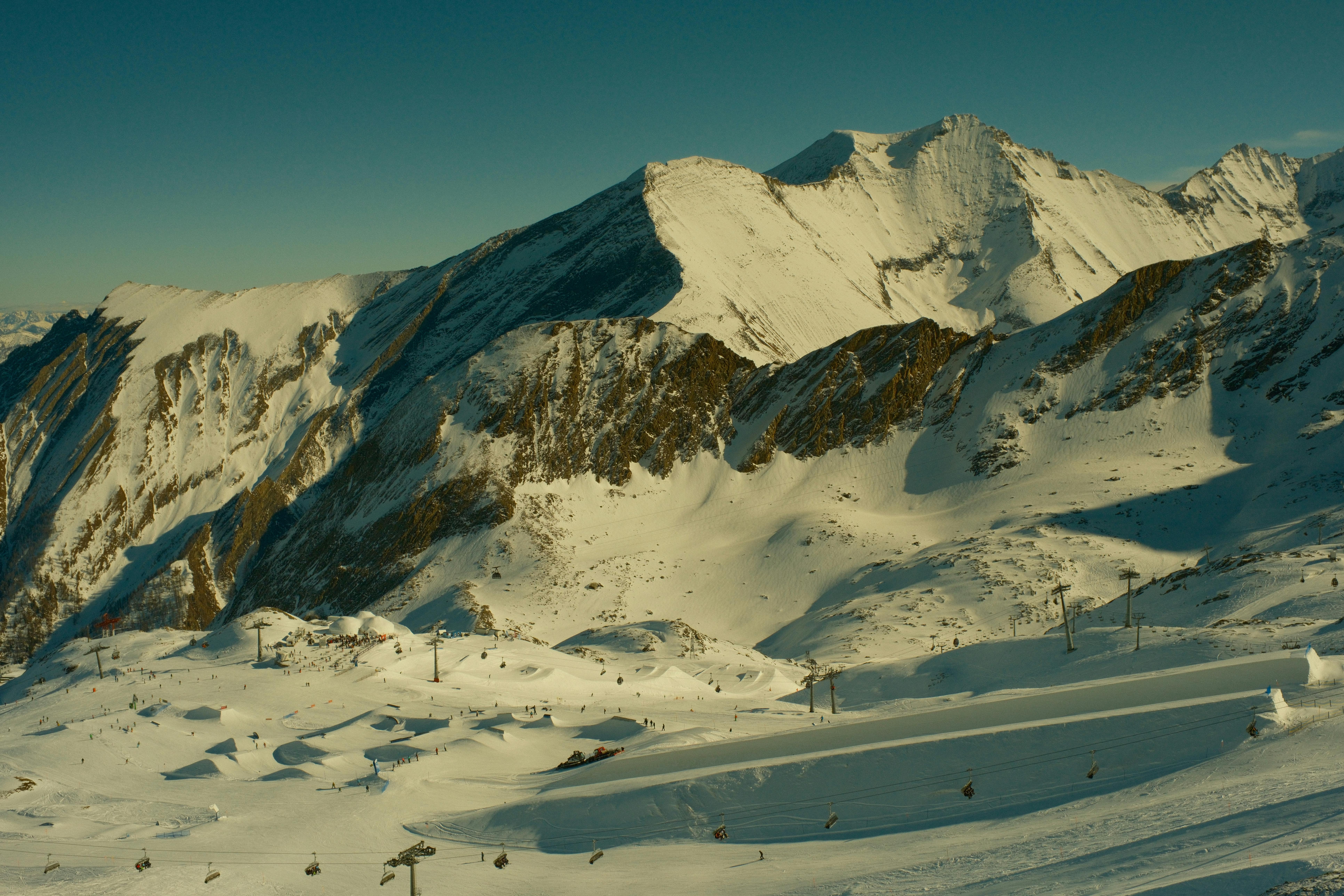 бесплатная Захватывающий вид на заснеженные альпийские горы и горнолыжные склоны в Австрии. Стоковое фото