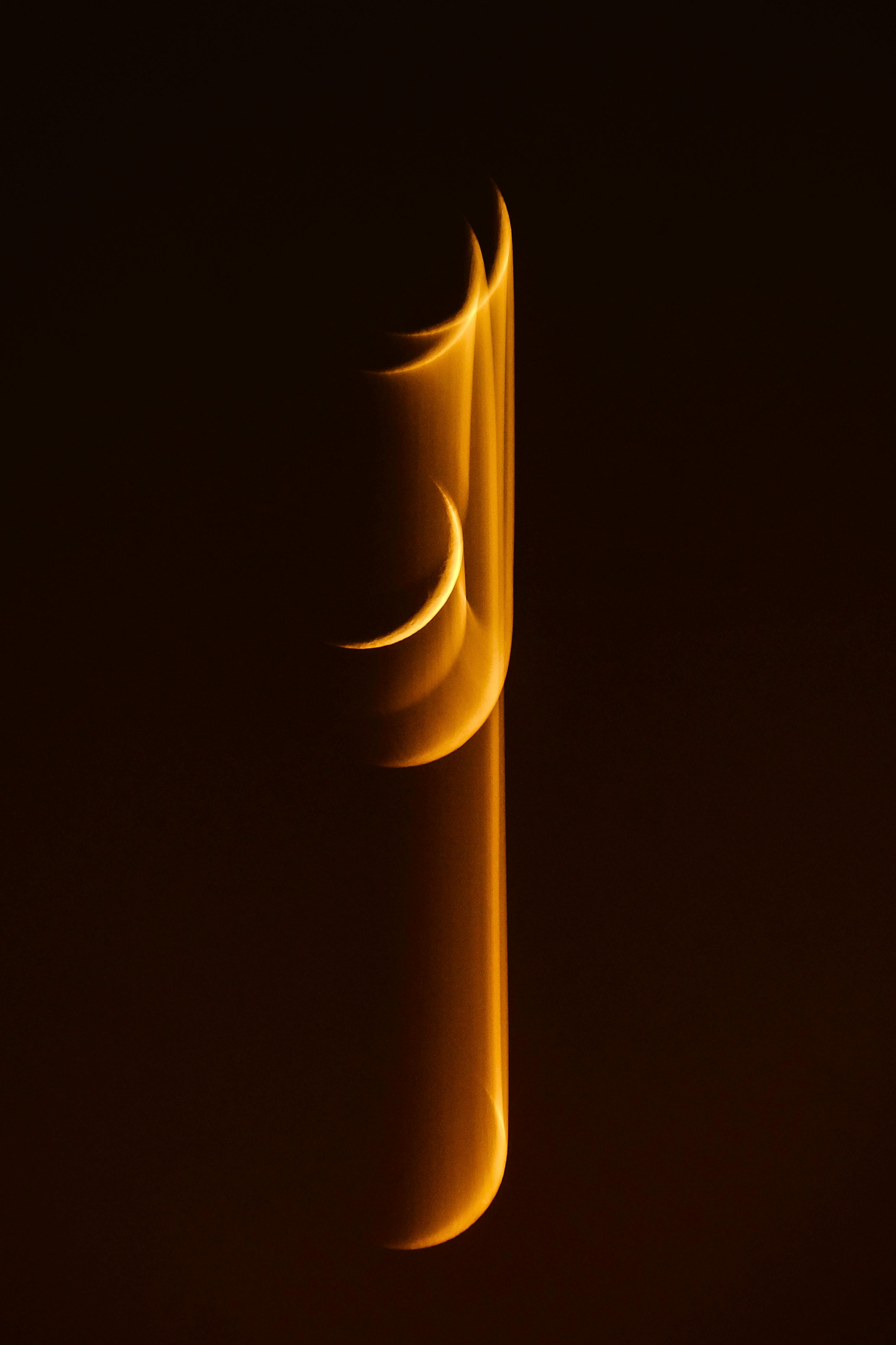 Ücretsiz Koyu bir arka plan üzerinde soyut ışık izlerini yakalayan sanatsal fotoğraf. Stok Fotoğraflar